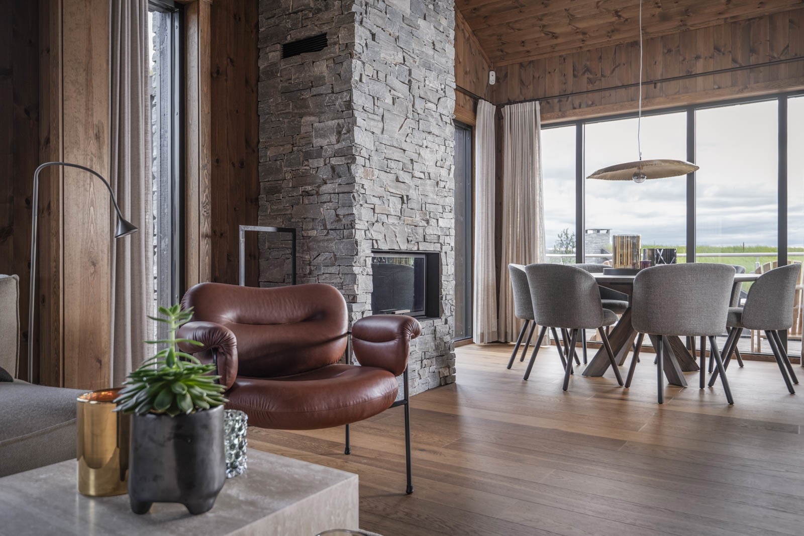 Store vindusflater gir rommet rikelig med naturlig lys. Galleribilde