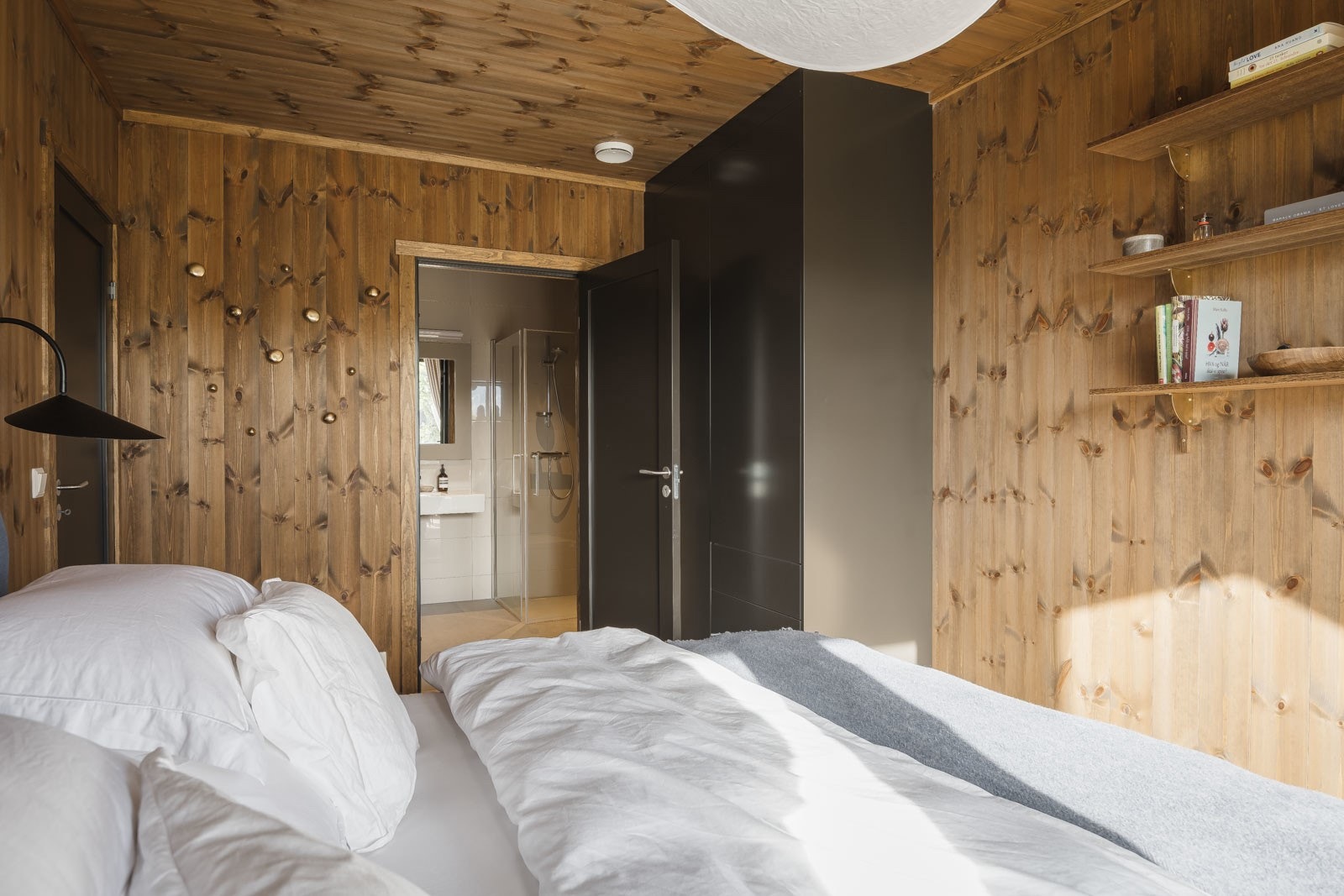 Fra hovedsoverommet er det inngang til eget, lekkert bad samt direkte utgang til solrik uteplass. Galleribilde