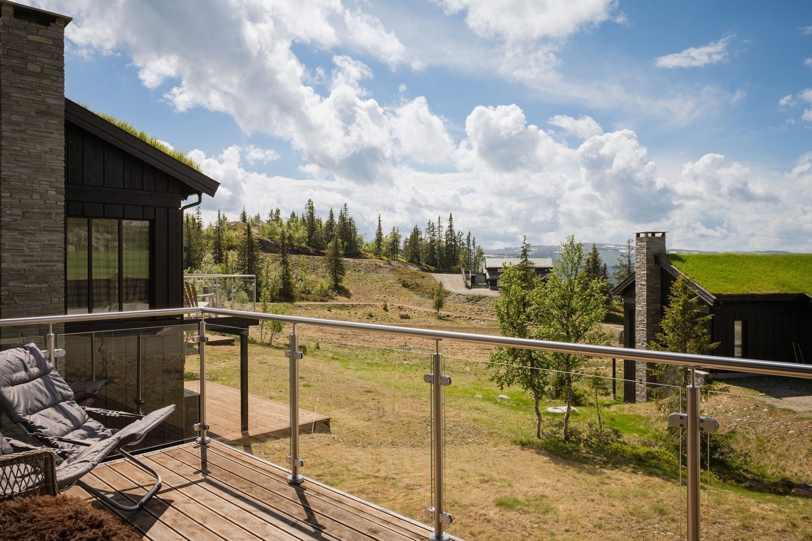 Spektakulær utsikt mot er utsikt mot Skarbu og valdresfjellene mot Gålå, samt meget gode solforhold. Galleribilde