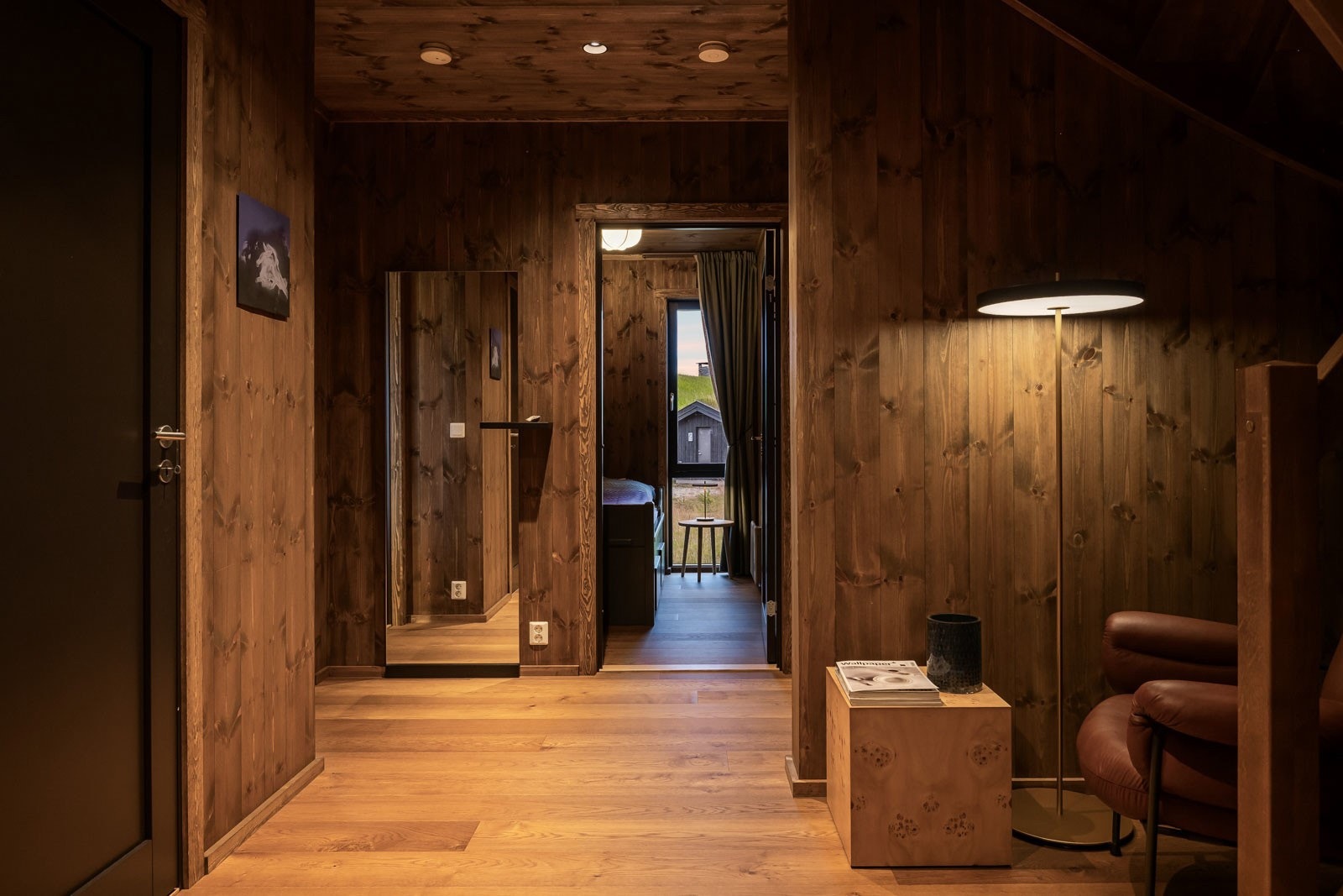 Romslig gang i underetasjen. Galleribilde