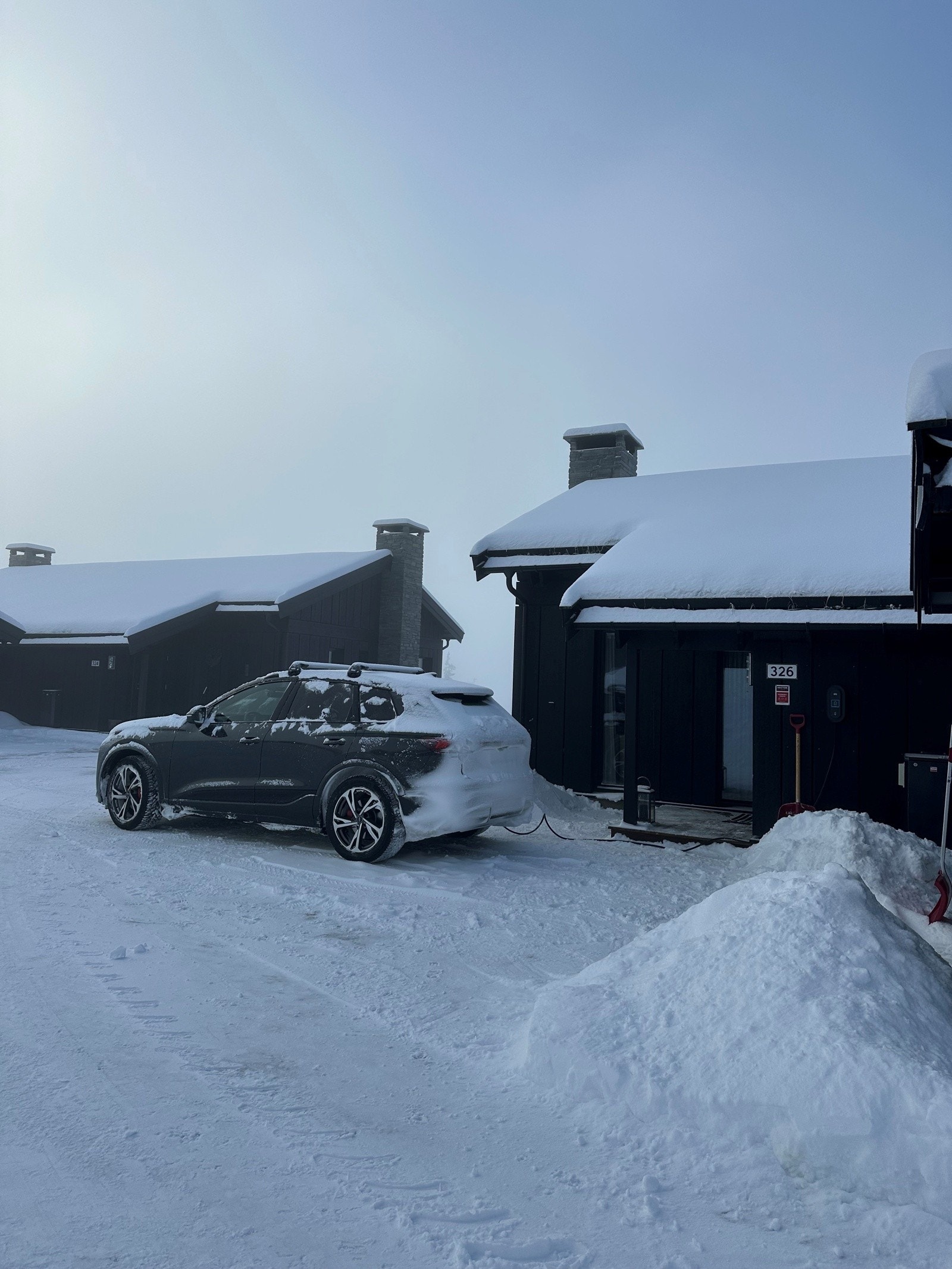 Hytta har 2 biloppstillingsplasser rett utenfor hytta med elbil-lader. Galleribilde