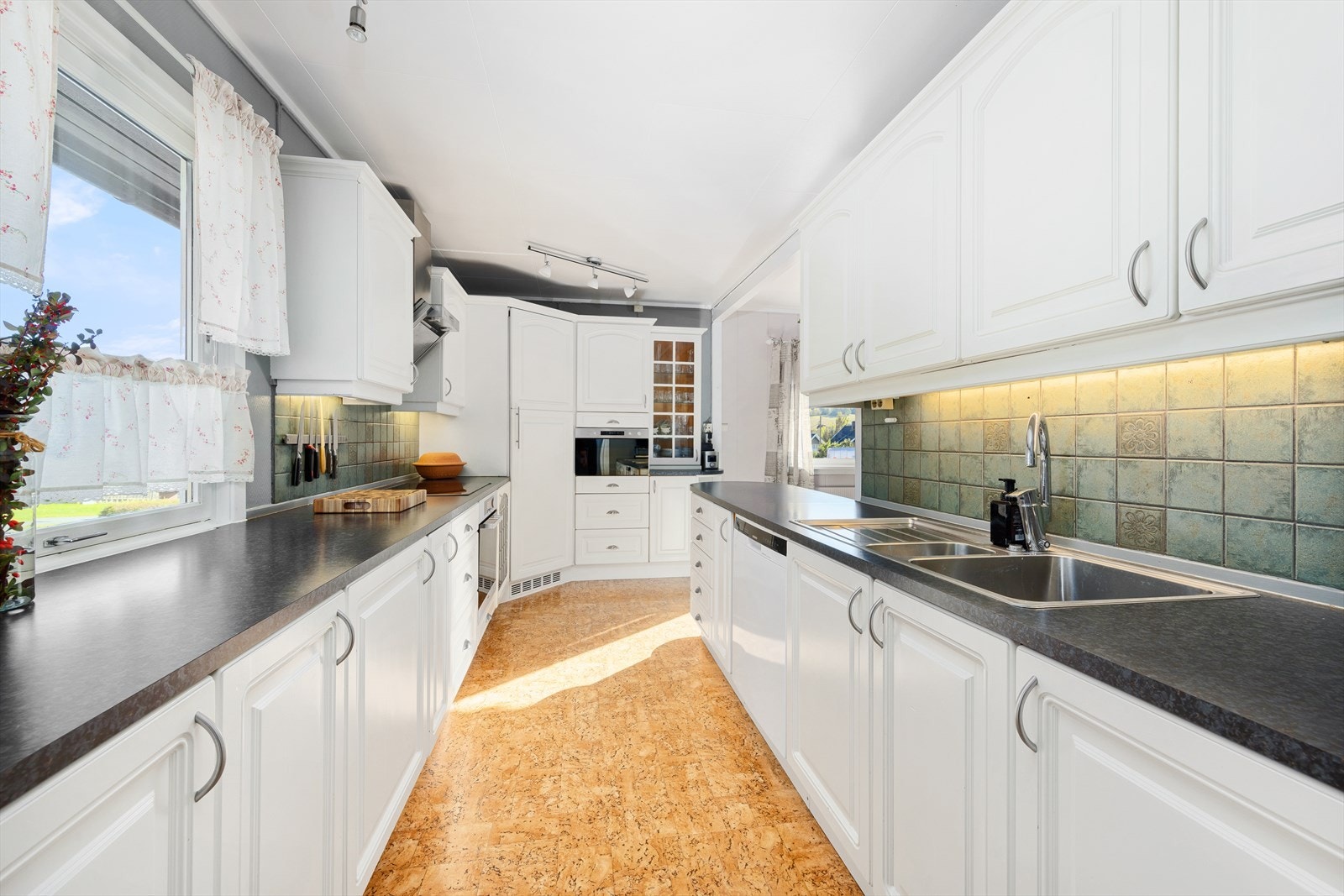 Det er kjølehjørne, integrert kjøleskap og fryseskap, oppvaskmaskin, induksjonstopp, micro og stekeovn. Galleribilde