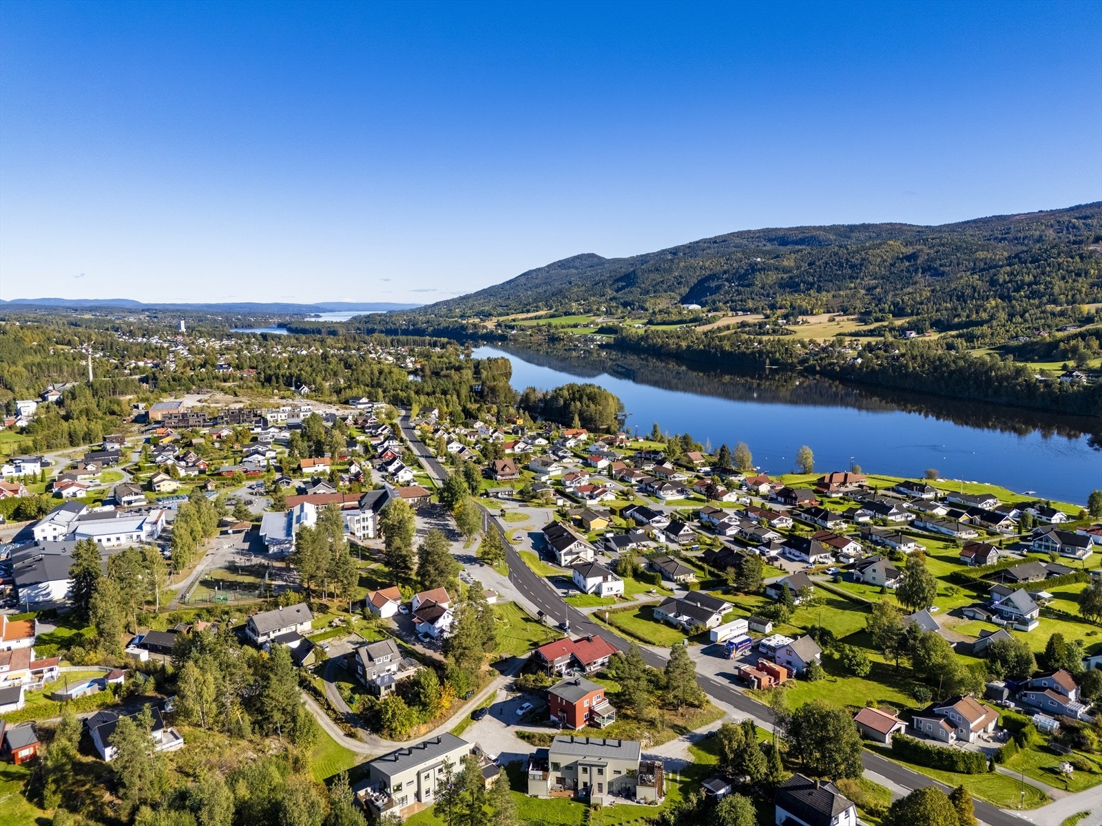 Det er også umiddelbar nærhet til bussholdeplass, og gangavstand til dagligvarebutikk, bensinstasjon, gatekjøkken og øvrige servicetilbud. Galleribilde