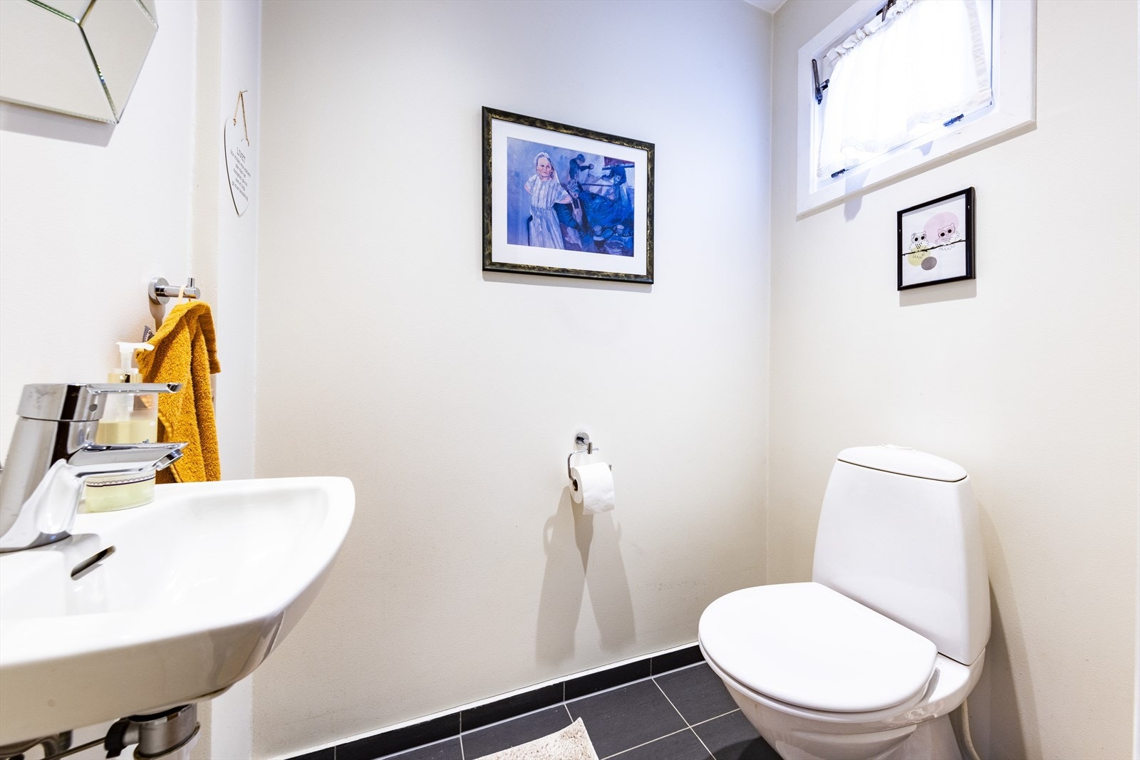 Toalettrommet har toalett og servant. Galleribilde