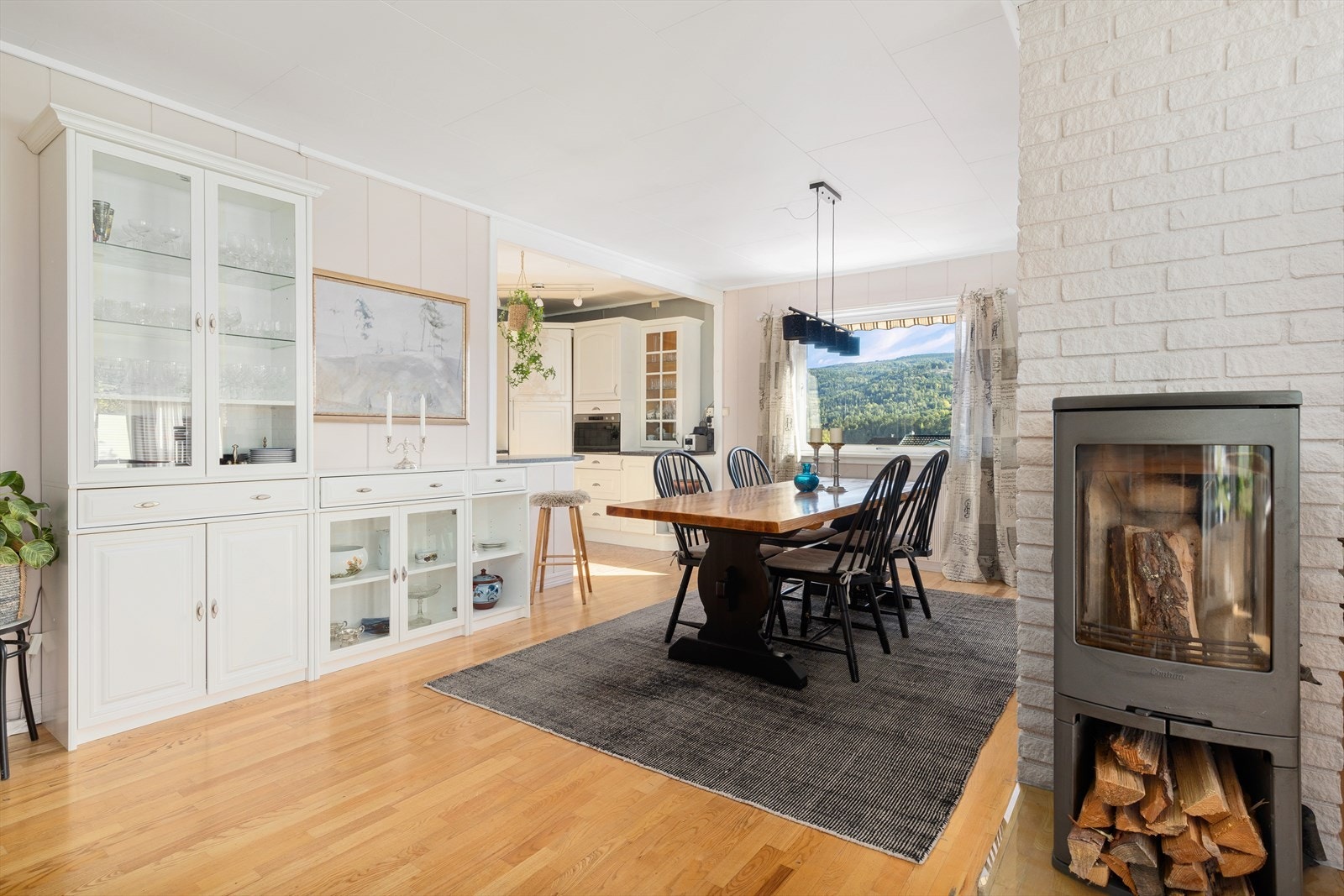 Utenfor kjøkkenet er det mulighet for et spisebord. Galleribilde