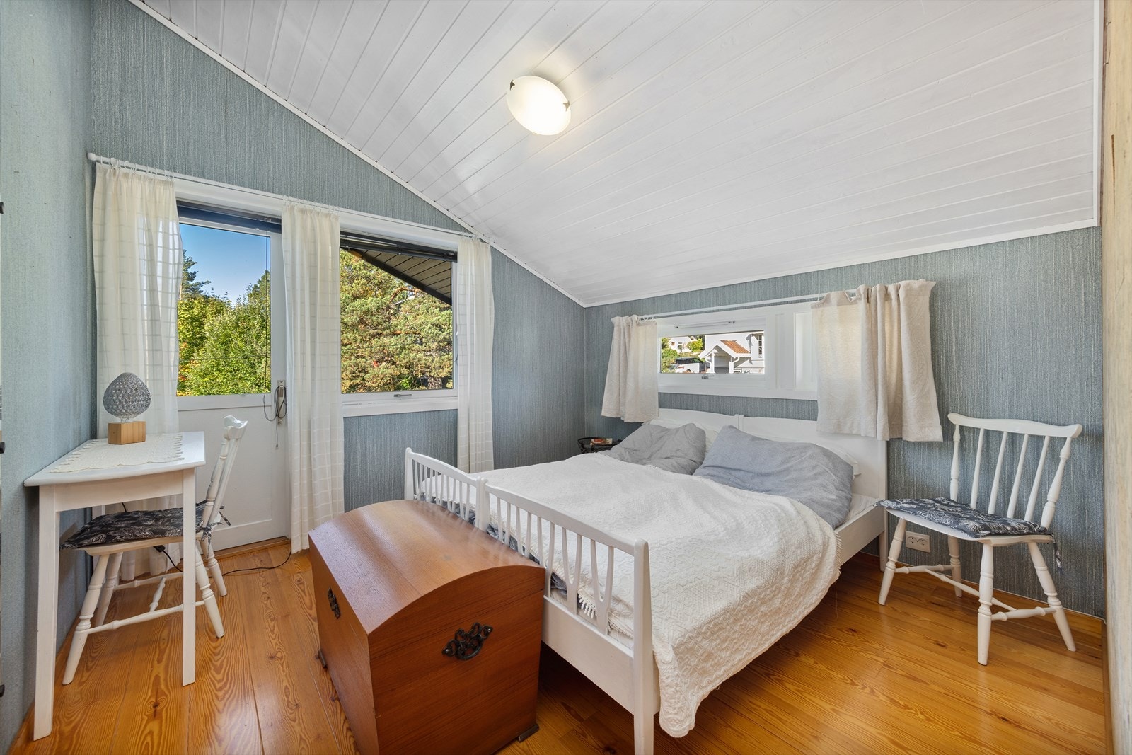 Her er det plass til dobbeltseng og nattbord. Galleribilde