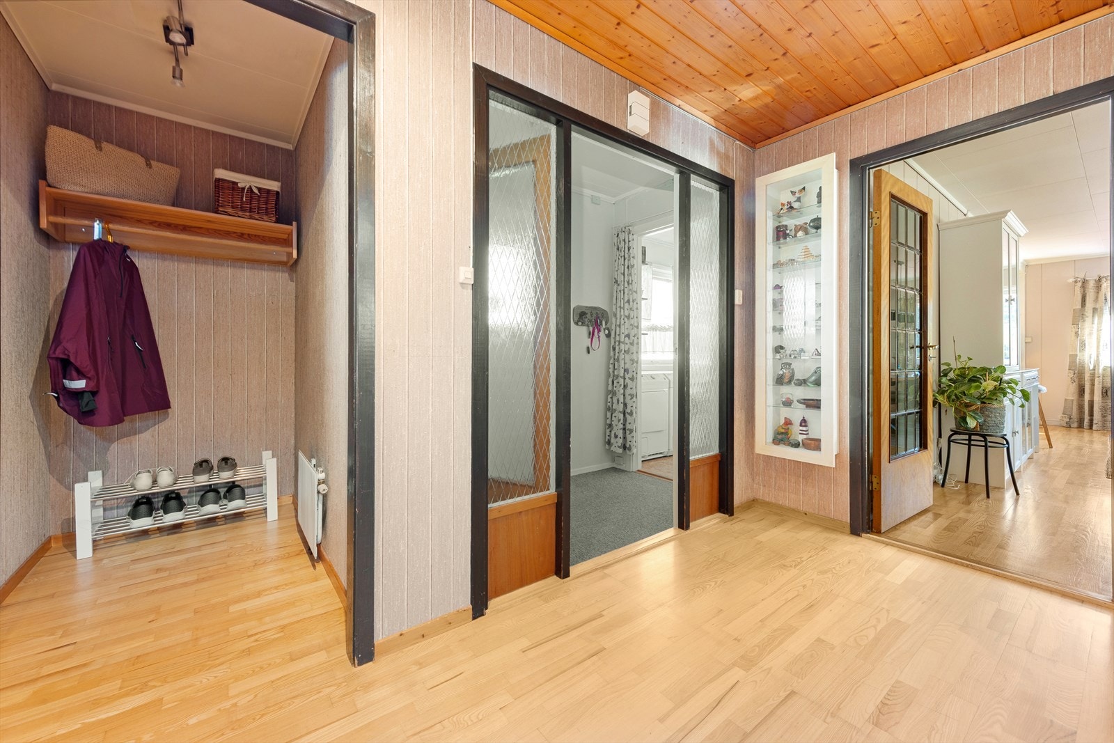 Her er det plass til å henge fra seg yttertøy. Galleribilde