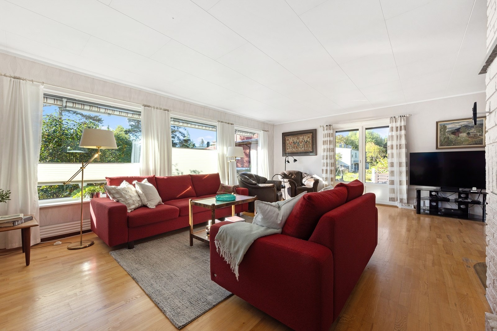 Fra stuen er det utgang til terrassen. De store vinduene slipper inn mye naturlig lys. Galleribilde