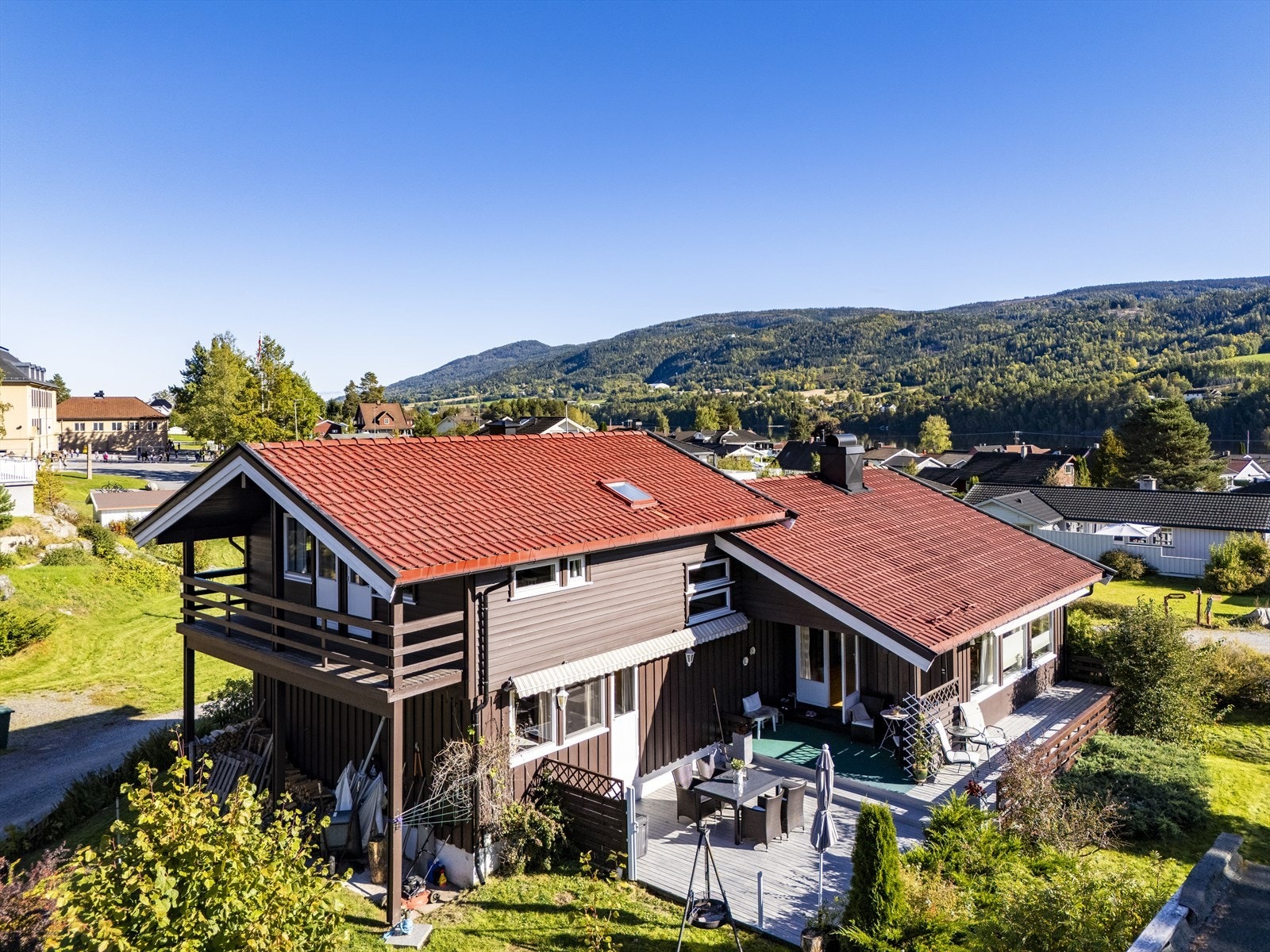 Eneboligen er over 2 plan med kjeller. Galleribilde