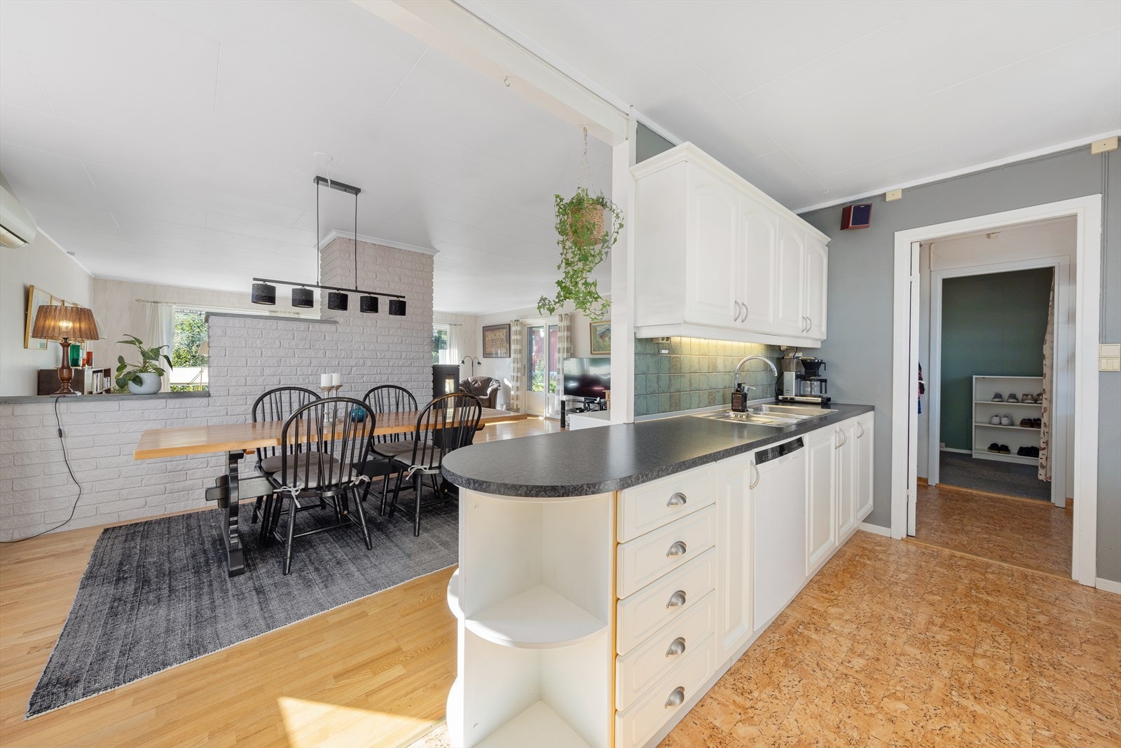 Stuen og kjøkkenet er samlet i en åpen og romslig løsning. Det er godt med skapplass og praktiske arbeidsflater. Galleribilde