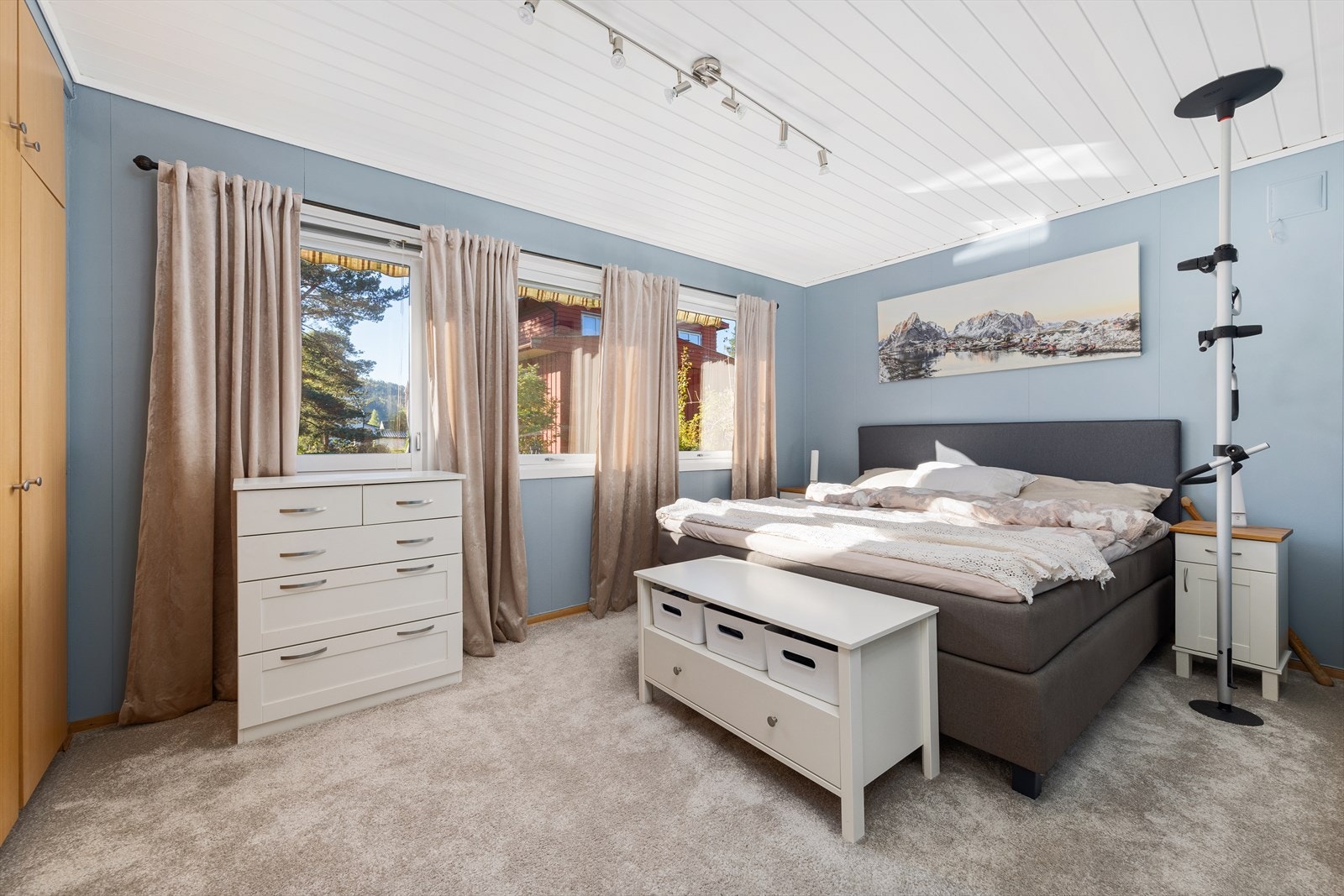 Hovedsoverommet har plass til dobbeltseng og nattbord. Galleribilde