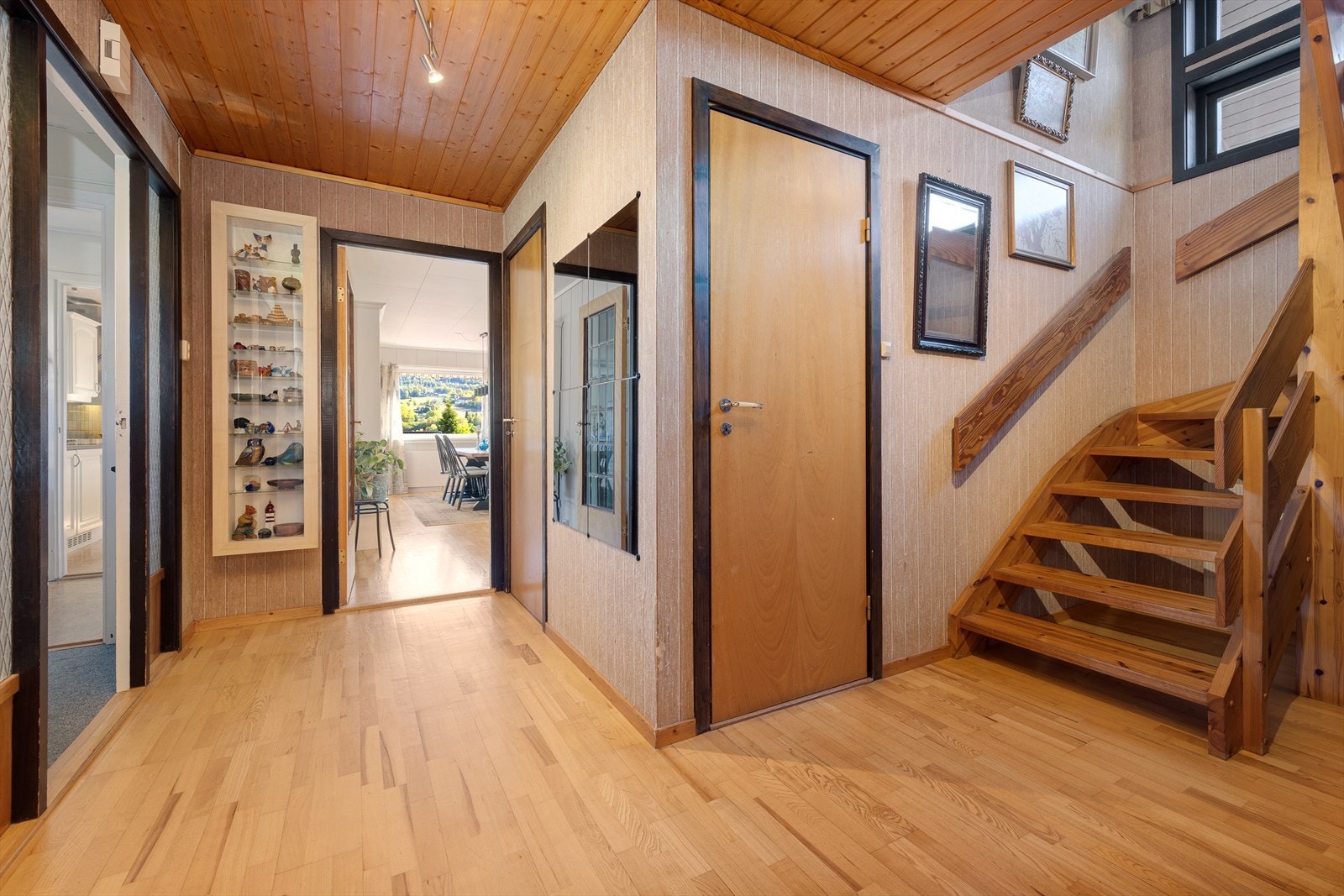 Fra gangen er det trapp opp til 2.etasje, med inngang til stue/kjøkken. Galleribilde