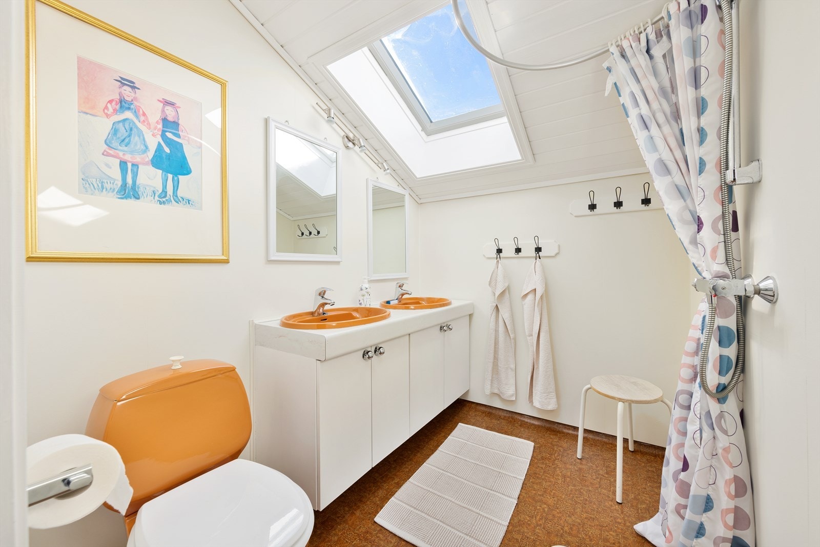 Badet har dobbel servant med skaper og toalett. Galleribilde