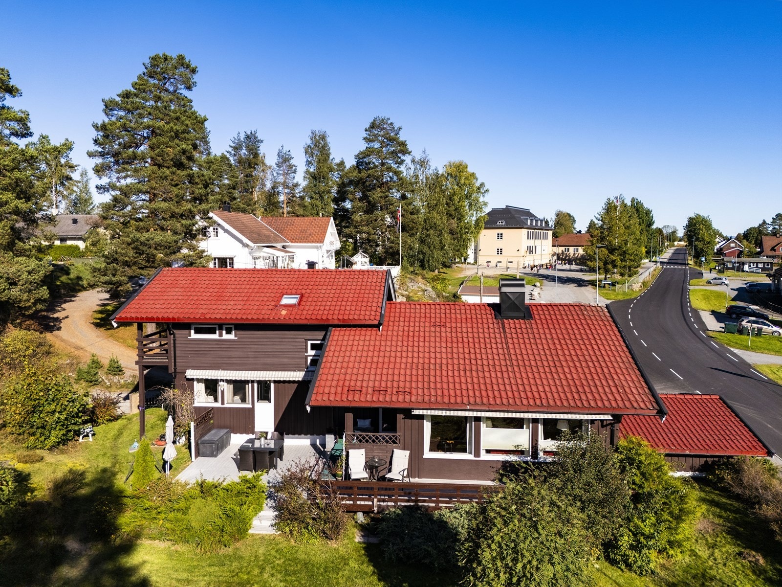 Det er kun ca. 5 minutters kjøring til sentrumsmiljøene i både Vikersund og Åmot, som gir enkel tilgang til et bredere utvalg av fasiliteter. Galleribilde