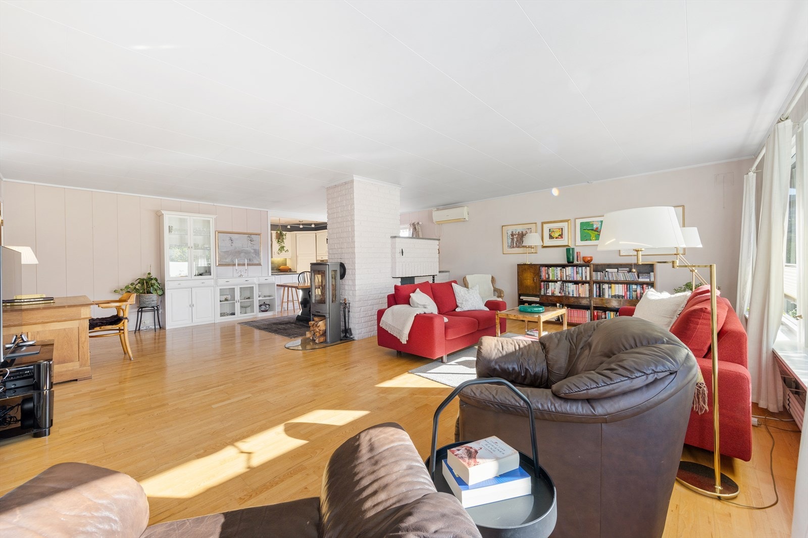 En peis bidrar med behagelig varme på kjølige dager. Det er montert varmepumpe i stuen. Galleribilde