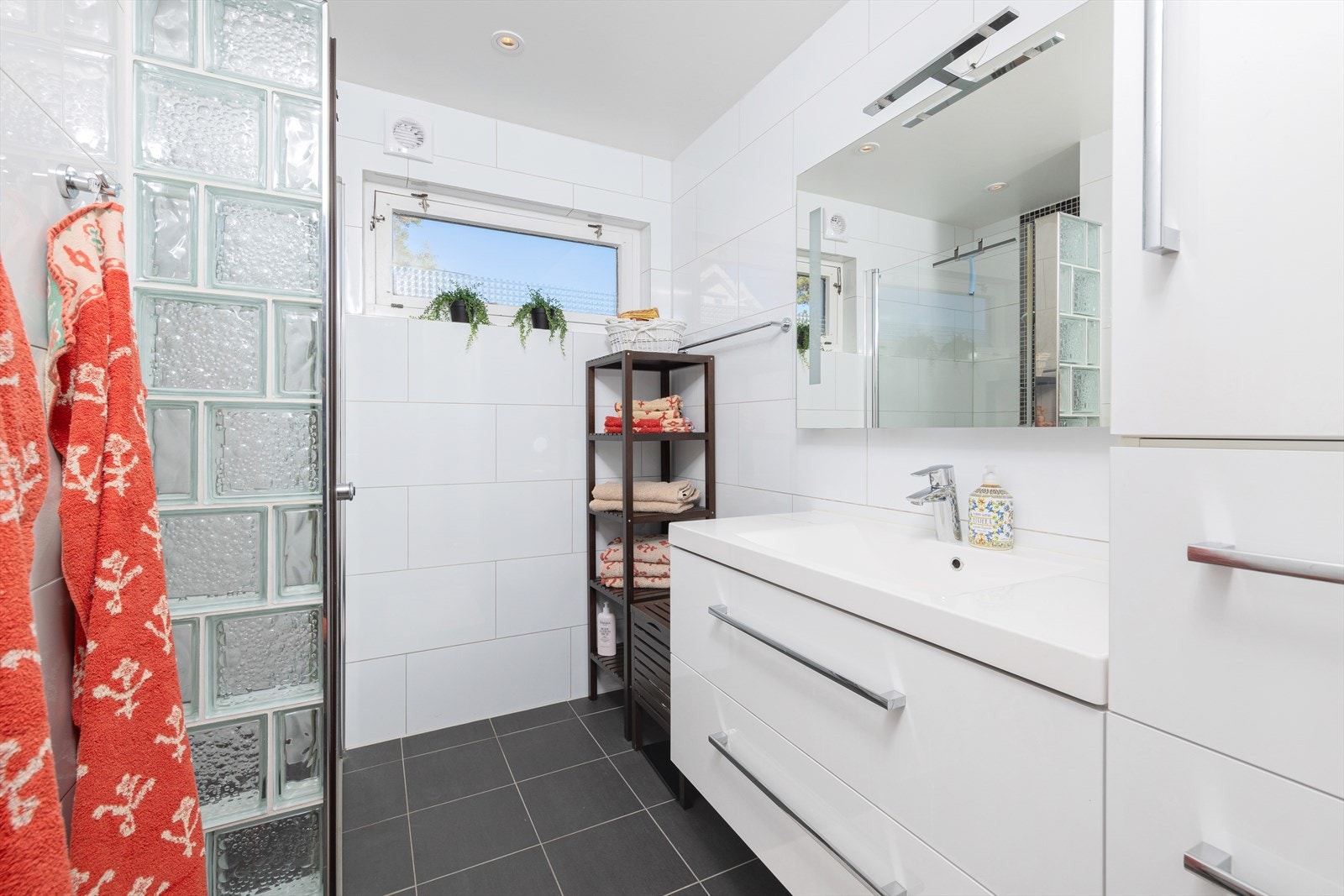 Badet har innredning med nedfelt servant og dusjvegger/hjørne. Galleribilde