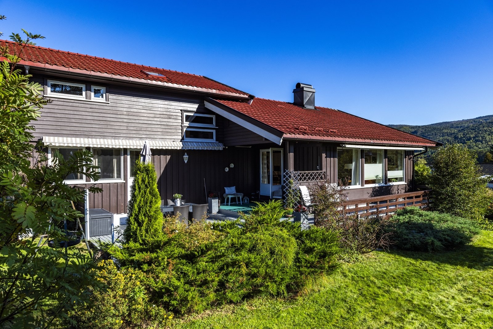 Fra terrassen er det utgang til stor hage. Galleribilde