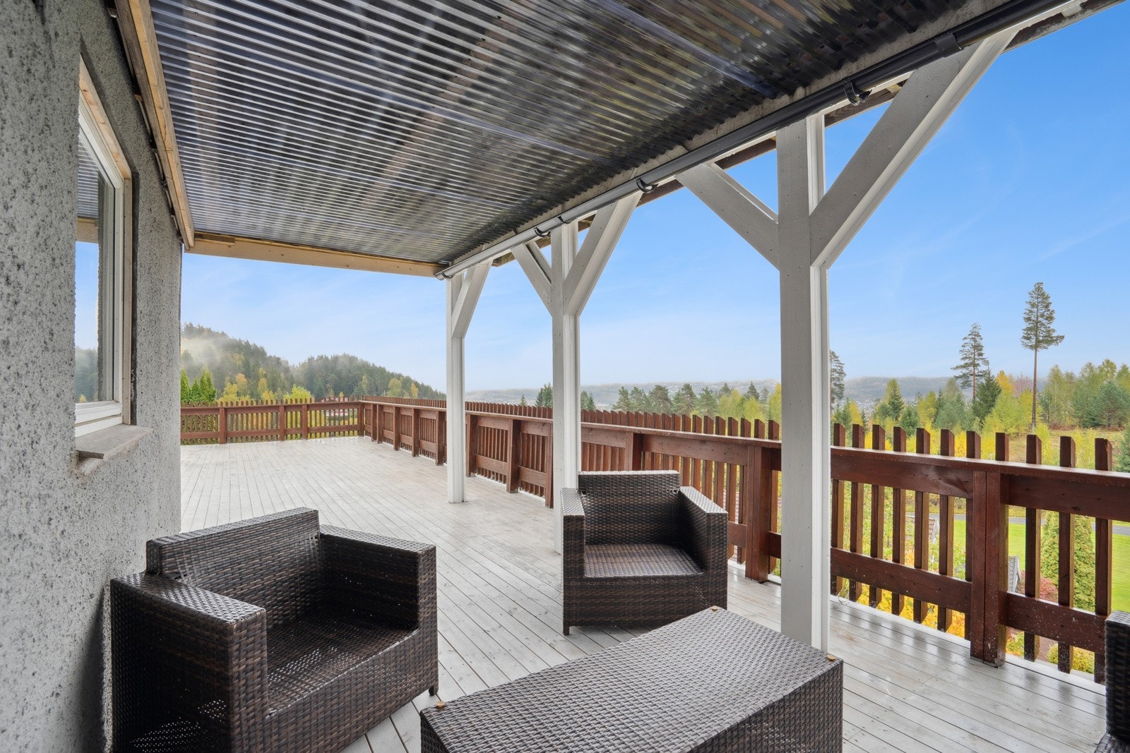 Stor, overbygd terrasse med flott utsikt og god plass til utemøbler. Galleribilde