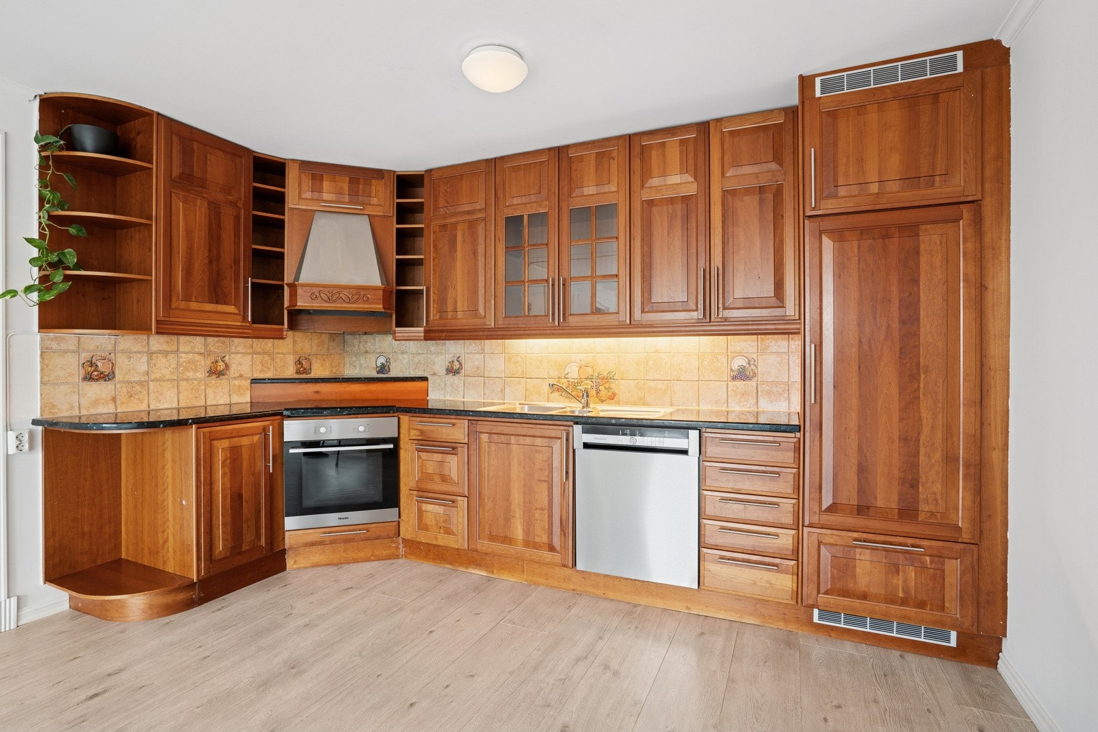 Kjøkken med integrerte hvitevarer. Galleribilde