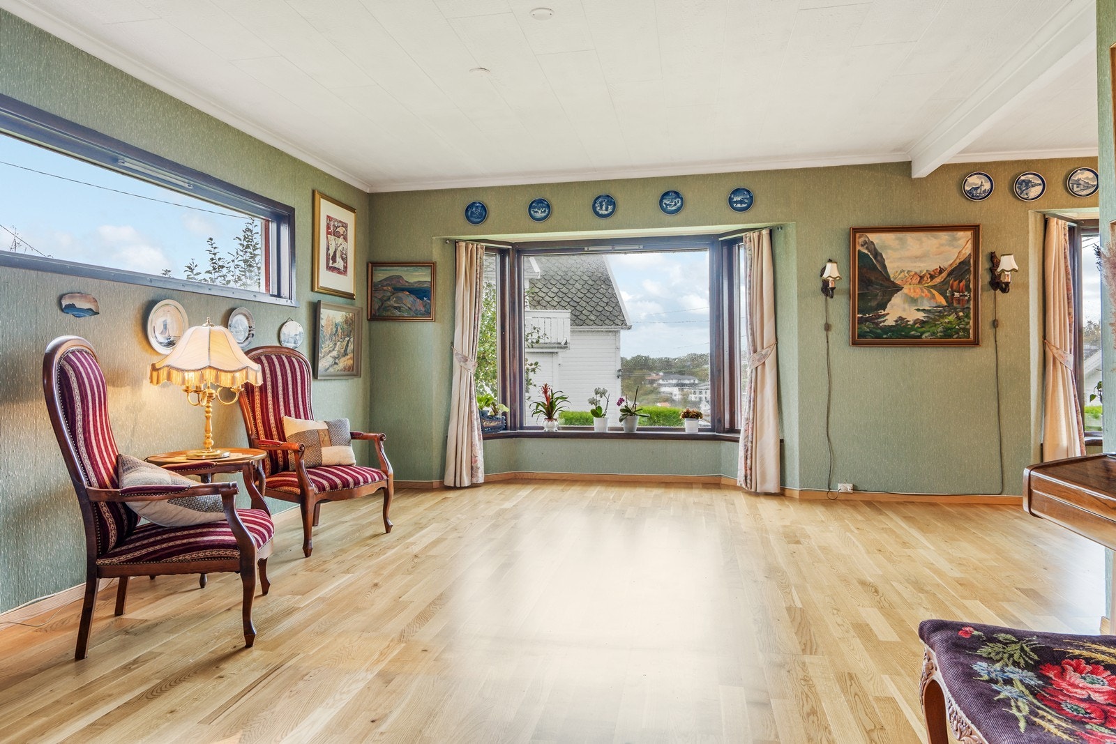 Meget stor stue med flere soner Galleribilde