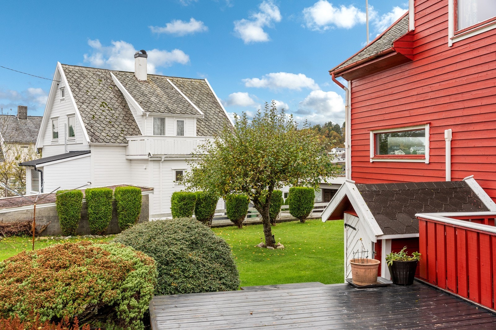 Fra terrasse mot hage og utebod Galleribilde