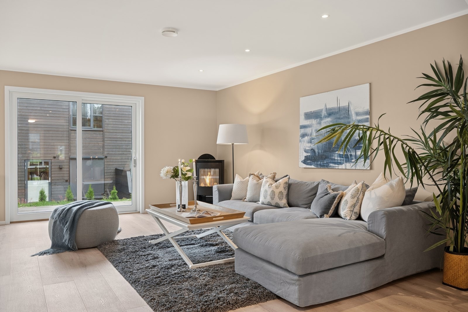 Her får du god plass til å innrede med stor sofa, bord, lampe, og teppe. Galleribilde