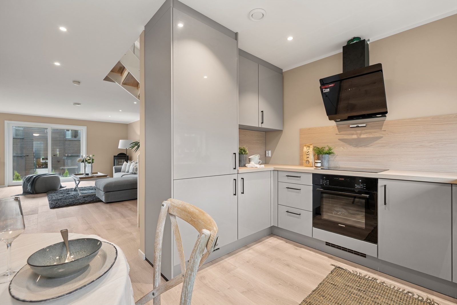 Kjøkkenet byr på rikelig med både skapplass og arbeidsflate, noe som gir gode oppbevaringsmuligheter og praktisk rom for matlaging. Galleribilde