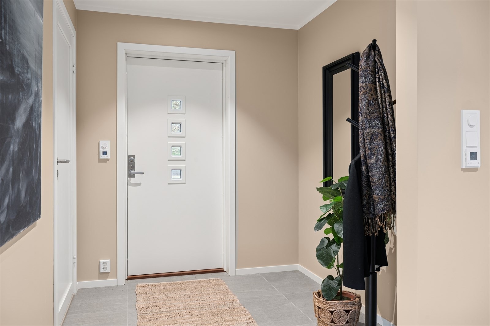 Boligens entre har flislagt gulv, perfekt for våte regnværsdager. Galleribilde