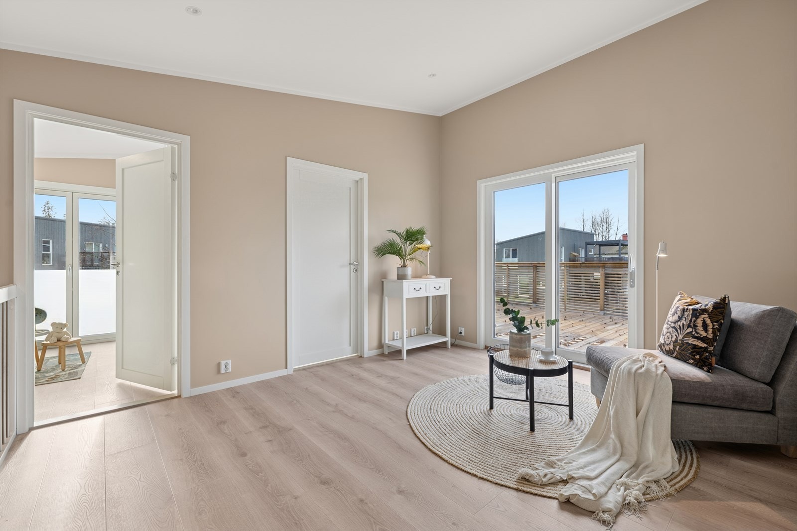 Loftstuen oppleves som både luftig og romslig, med god takhøyde og store vindusflater som slipper inn rikelig med dagslys - perfekt for avslapping. Galleribilde