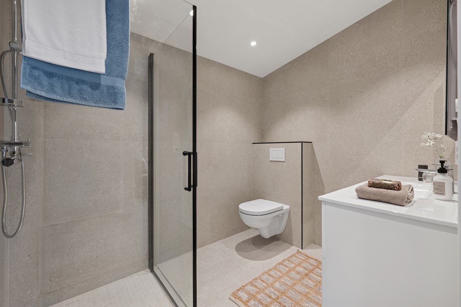 Eneboligen har baderom i både første og andre etasje. Galleribilde