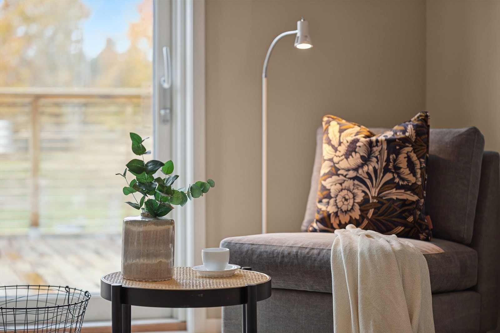 Store skyvedører ut til verandaen fra 2. etg. gir en åpen og romslig følelse. Galleribilde