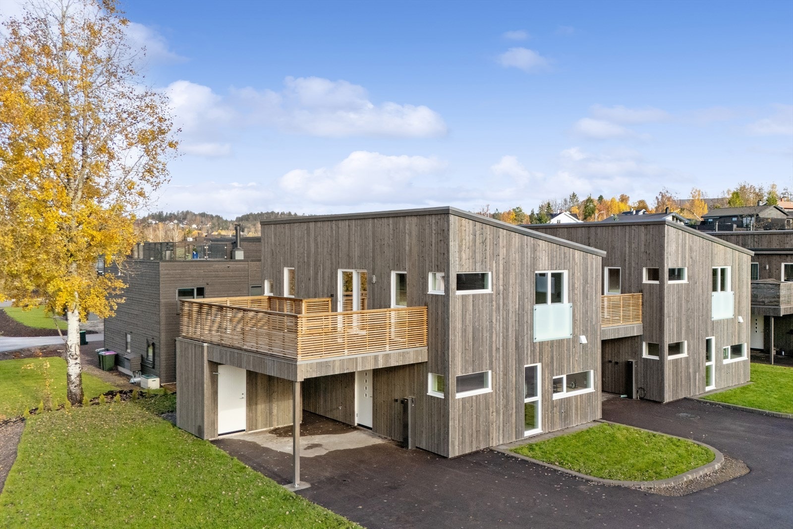 Boligen ligger i utkanten av det nye og moderne boligområdet Solsiden i Holmestrand. Galleribilde