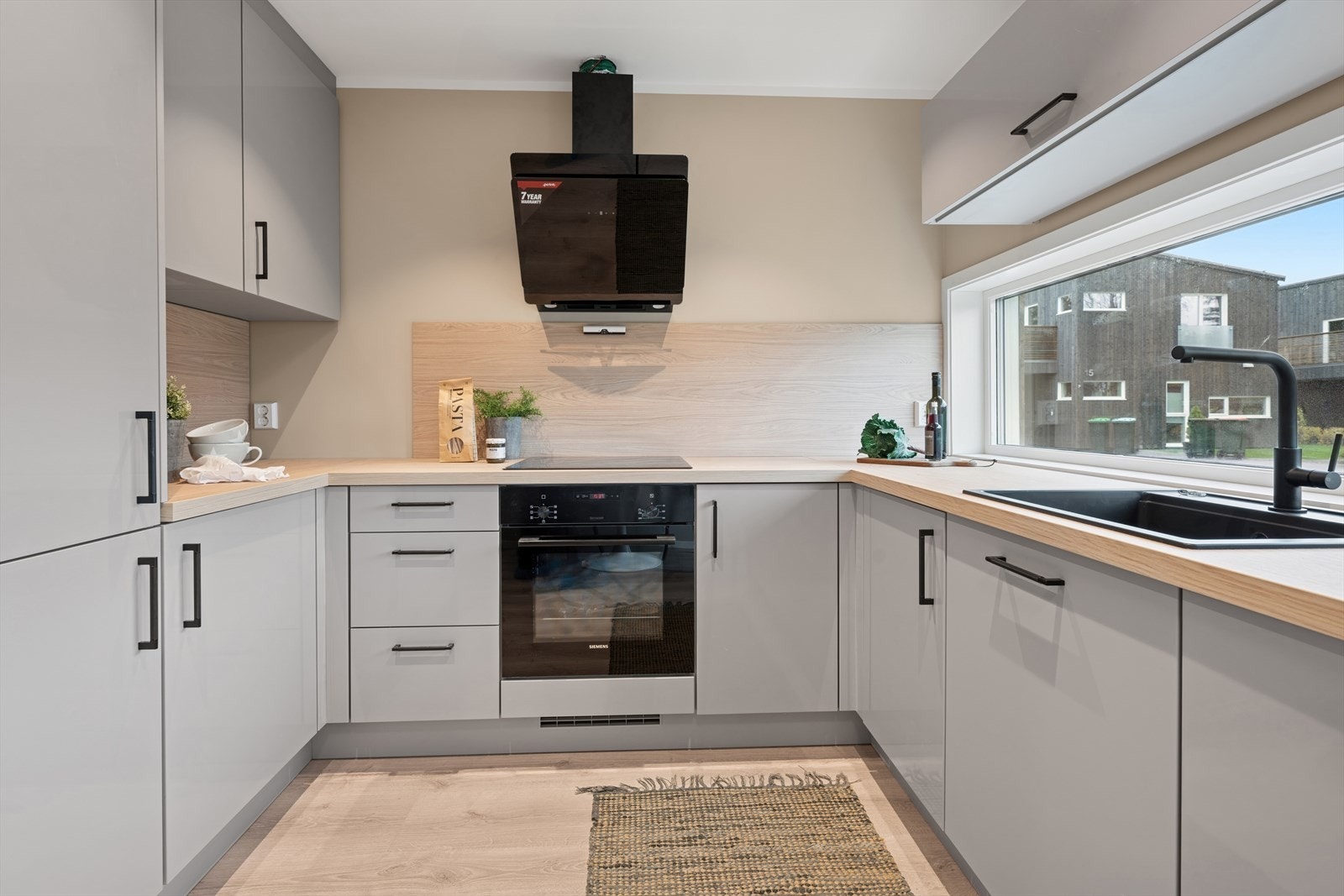 Kjøkkenet har nye integrerte hvitevarer som stekeovn, koketopp, oppvaskmaskin og kjøleskap. Galleribilde