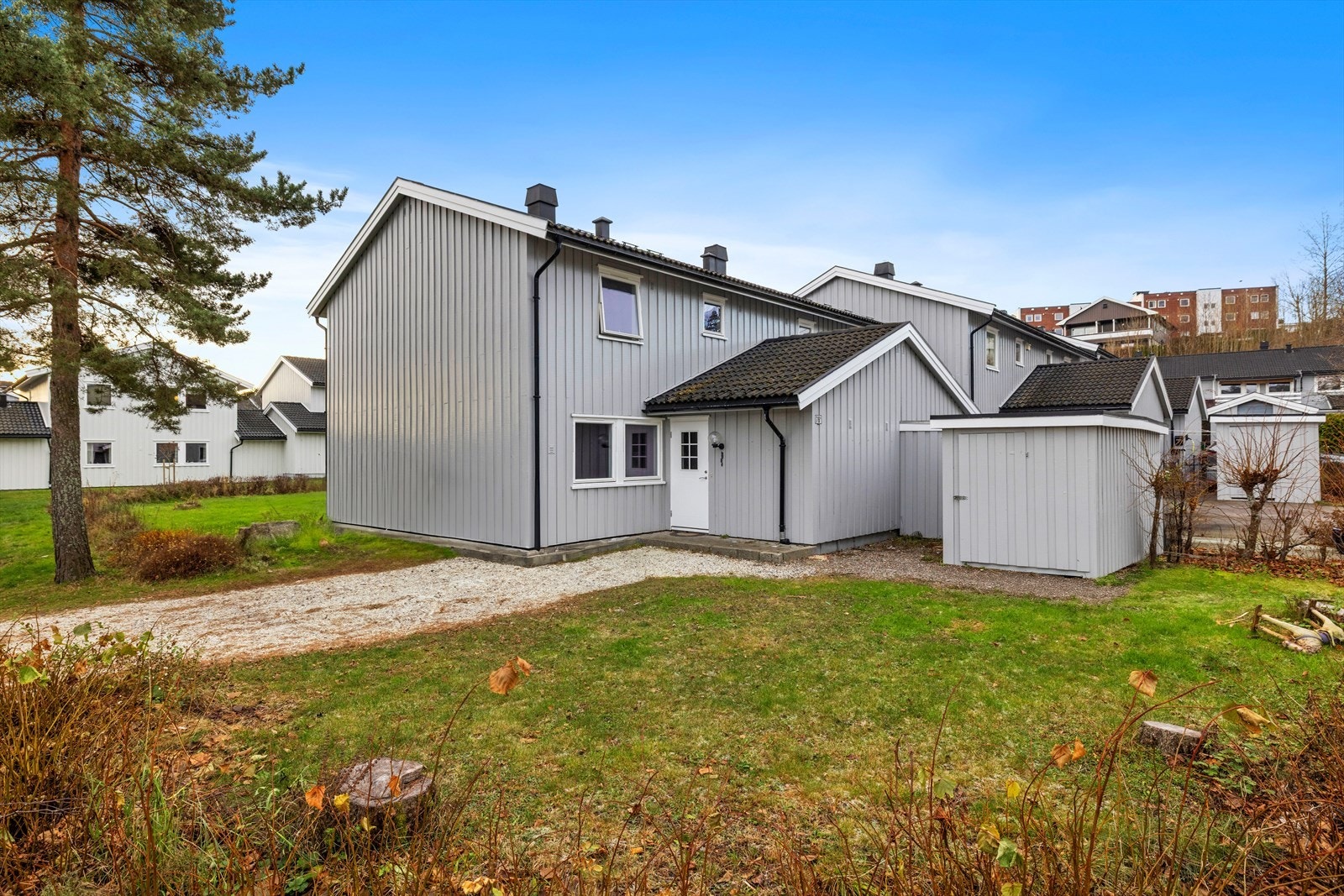 Boligen ligger i et attraktivt og etablert boligområde med korte avstander til barnehager, skoler, kollektivtransport og praktiske servicetilbud. Dette gjør området svært brukervennlig for både barnefamilier og voksne i ulike livsfaser. Galleribilde