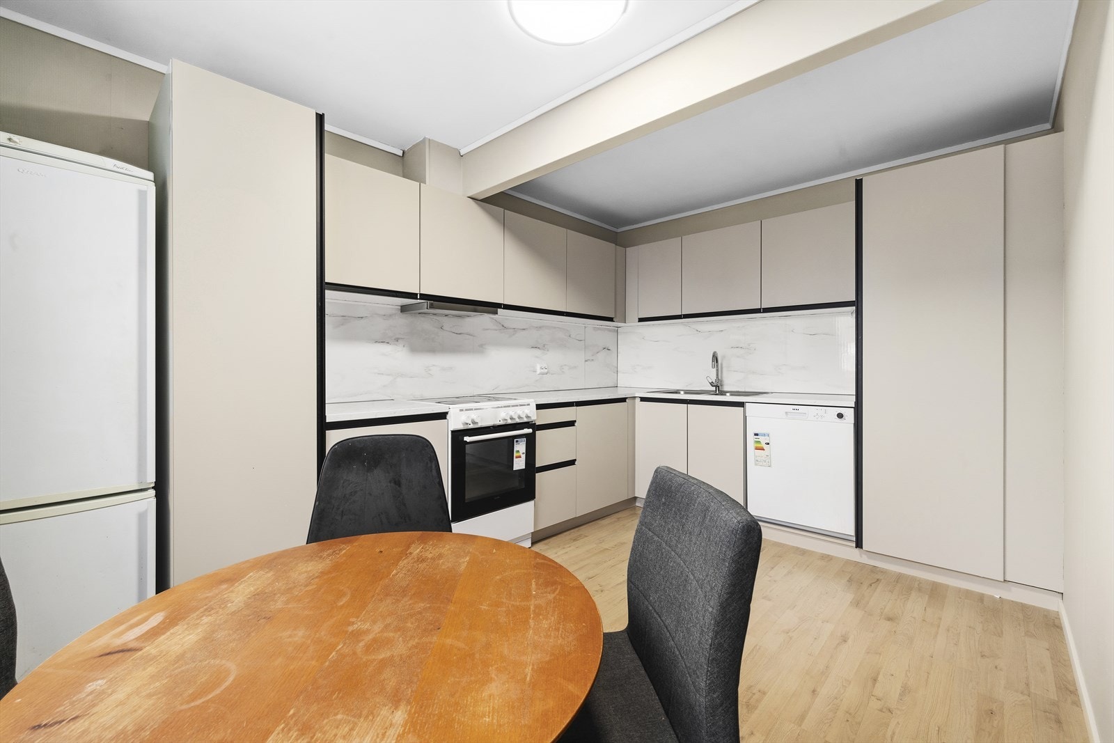 Moderne og delikat innredning fra oktober 2025 fra Drømmekjøkken hvor det er rikelig med benke- og skapplass. Galleribilde