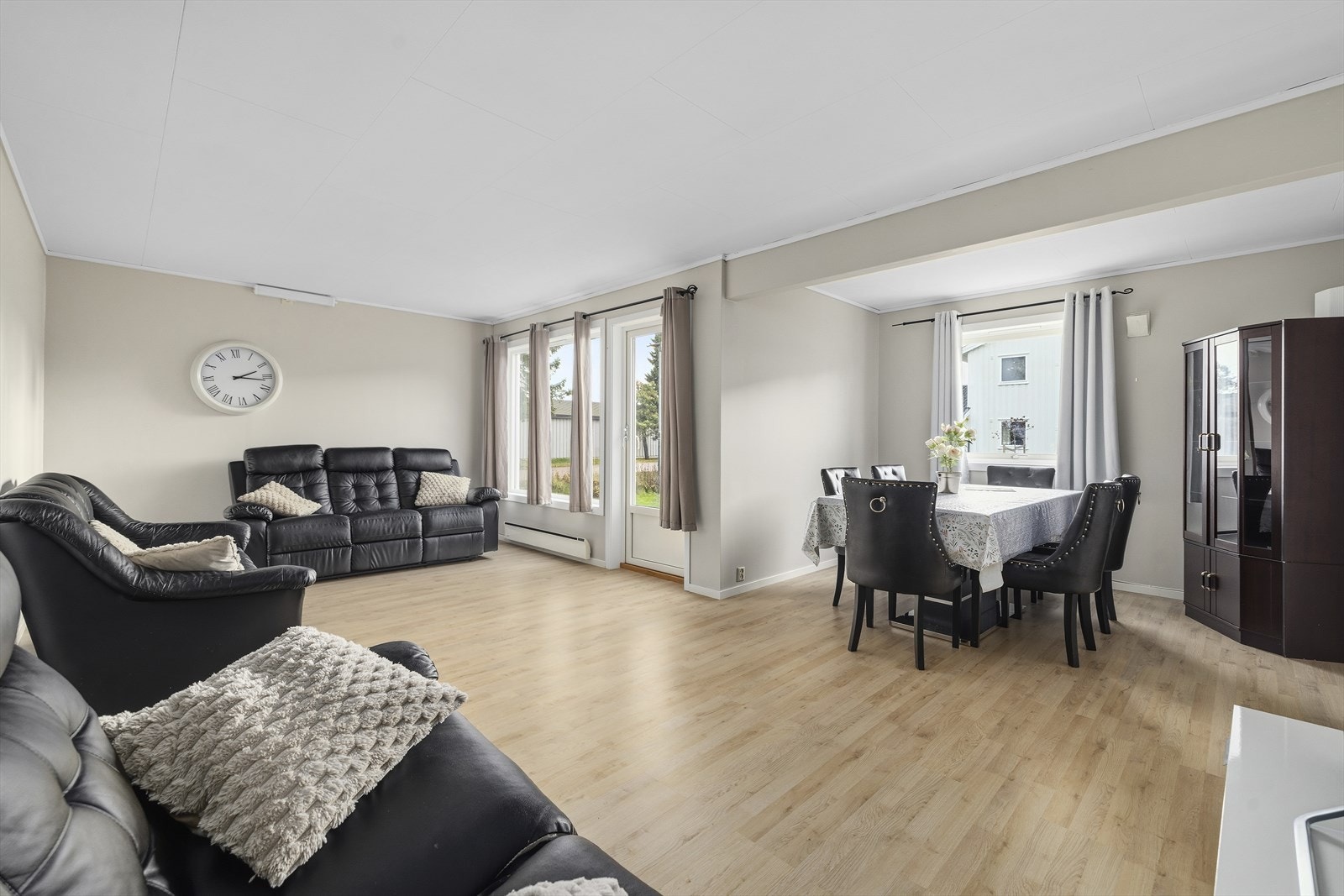 Et romslig enderekkehus med en arealeffektiv planløsning over to plan. Galleribilde