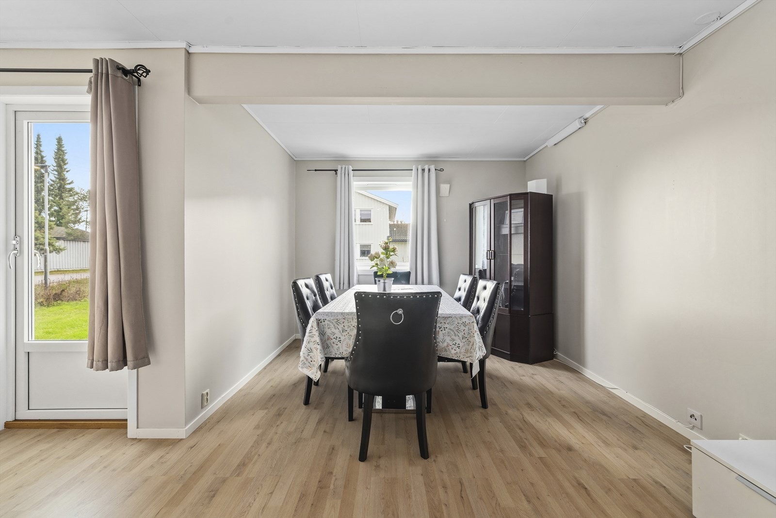 Stuen er i vinkel og er et lyst og hyggelig rom med utgang til koselig uteplass mot syd. Galleribilde