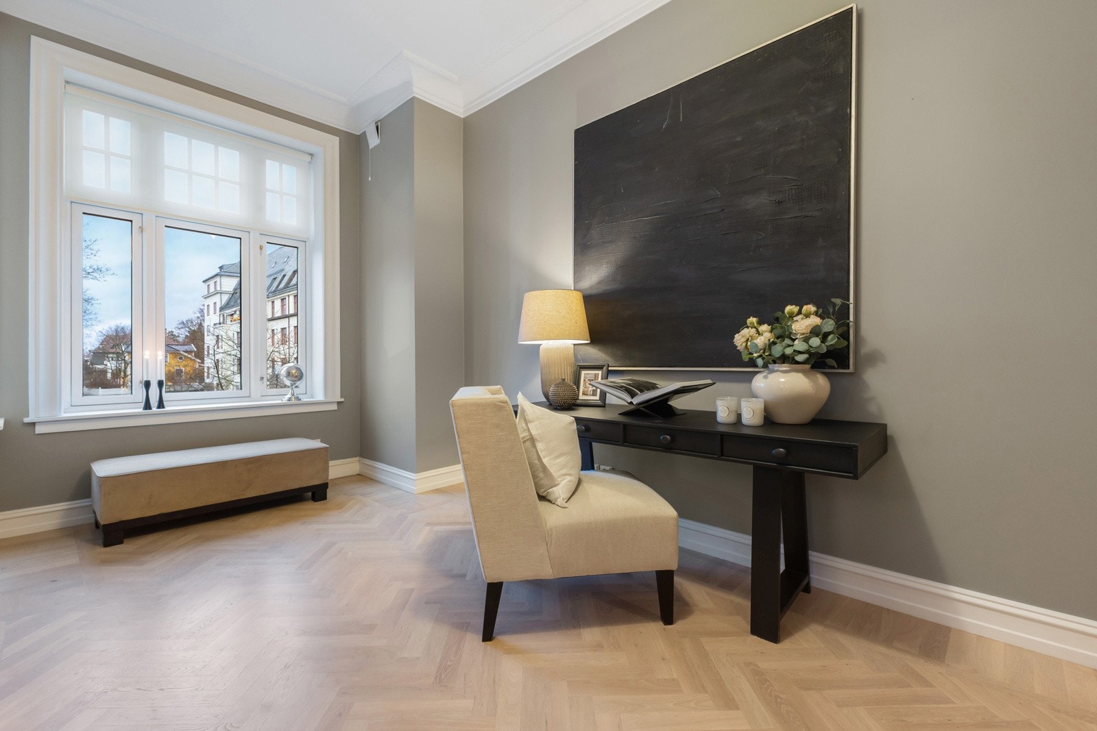 Fra stuen har man videre inngang til et stort oppholdsrom som gjør seg utmerket både som kontor, soverom eller gjesterom. Galleribilde