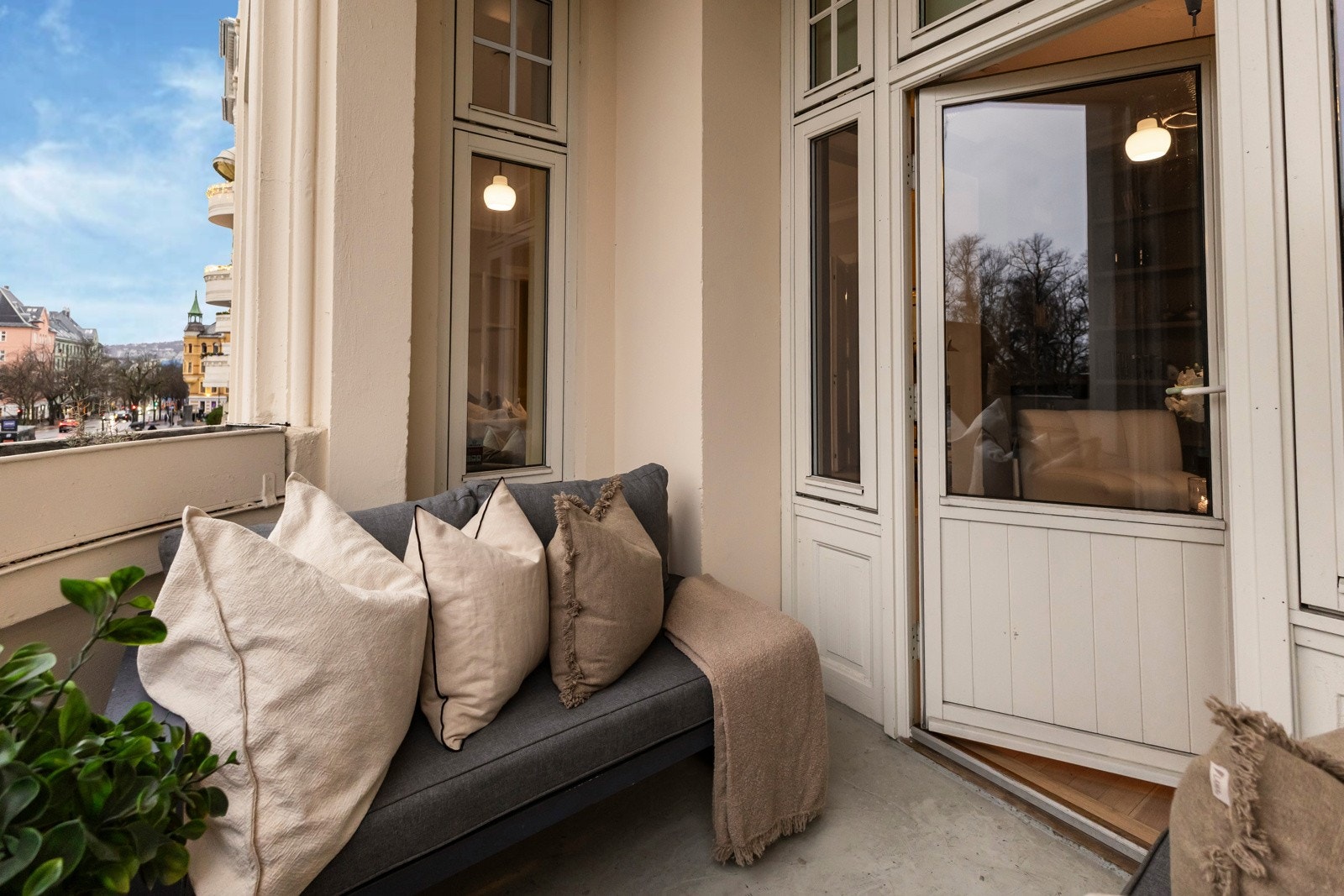 Balkongen har plassbygget sittergruppe på begge sider hvilket gir optimal utnyttelse av plassen. Galleribilde