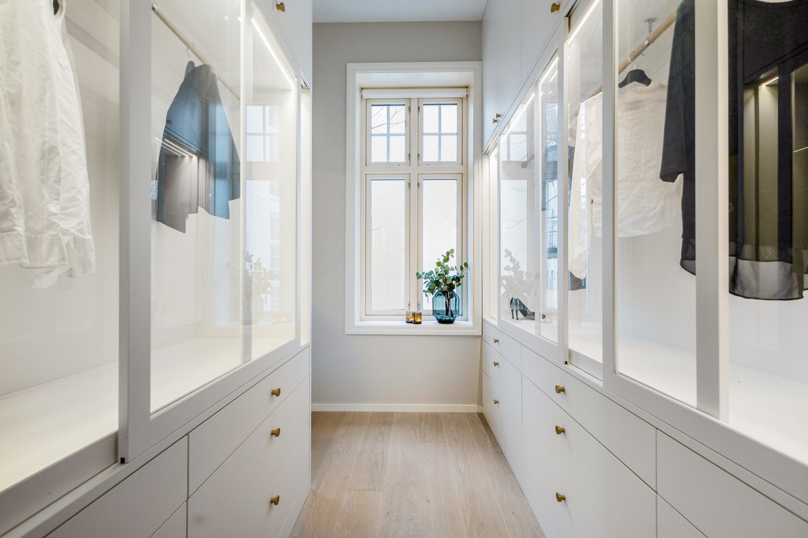 Skreddersydd walk?in fra VillaSnekkeriet ? et garderoberom i særklasse. Galleribilde