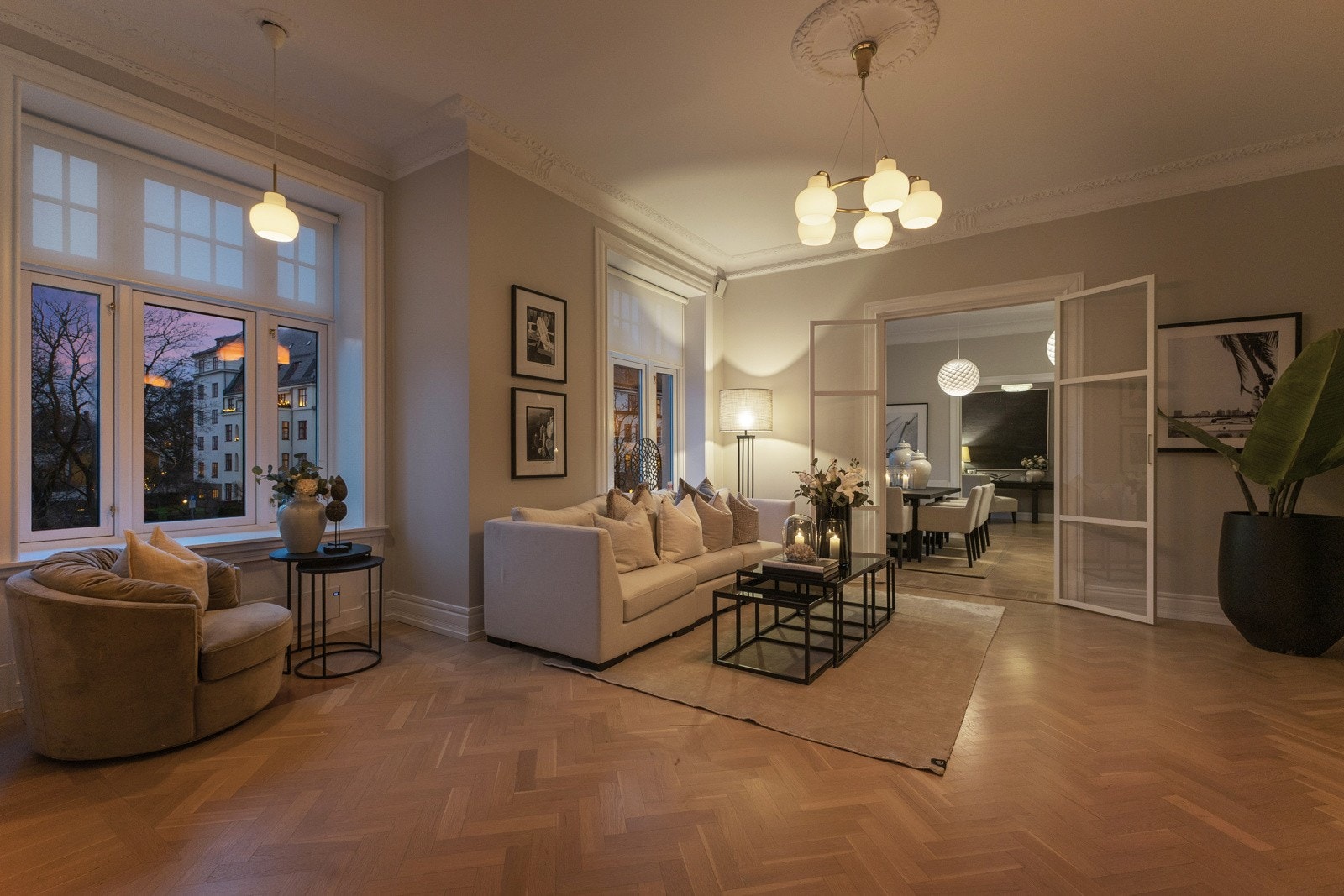 Boligen fremstår som en klassisk Frogner-leilighet av sjelden kvalitet, hvor gjennomtenkte løsninger, tidløs estetikk og hverdagsluksus preger hvert rom. Galleribilde