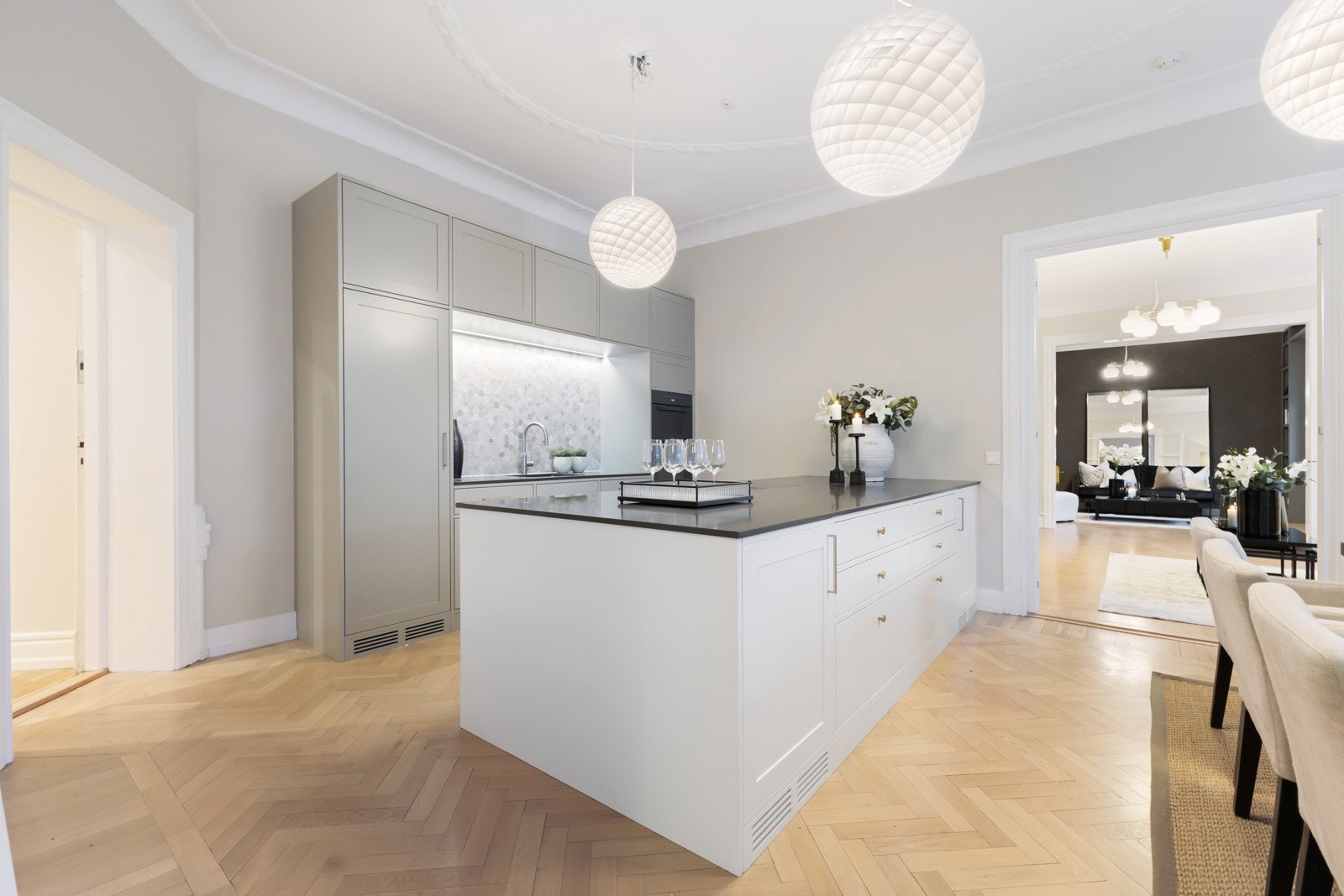 Spisestuen binder kjøkken og stue sammen i en elegant helhet. Galleribilde