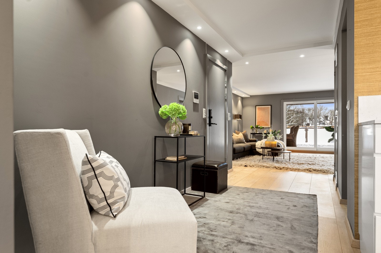 Entréen gir et godt førsteinntrykk av leiligheten og egner seg ypperlig til å ta imot middagsgjester. Galleribilde