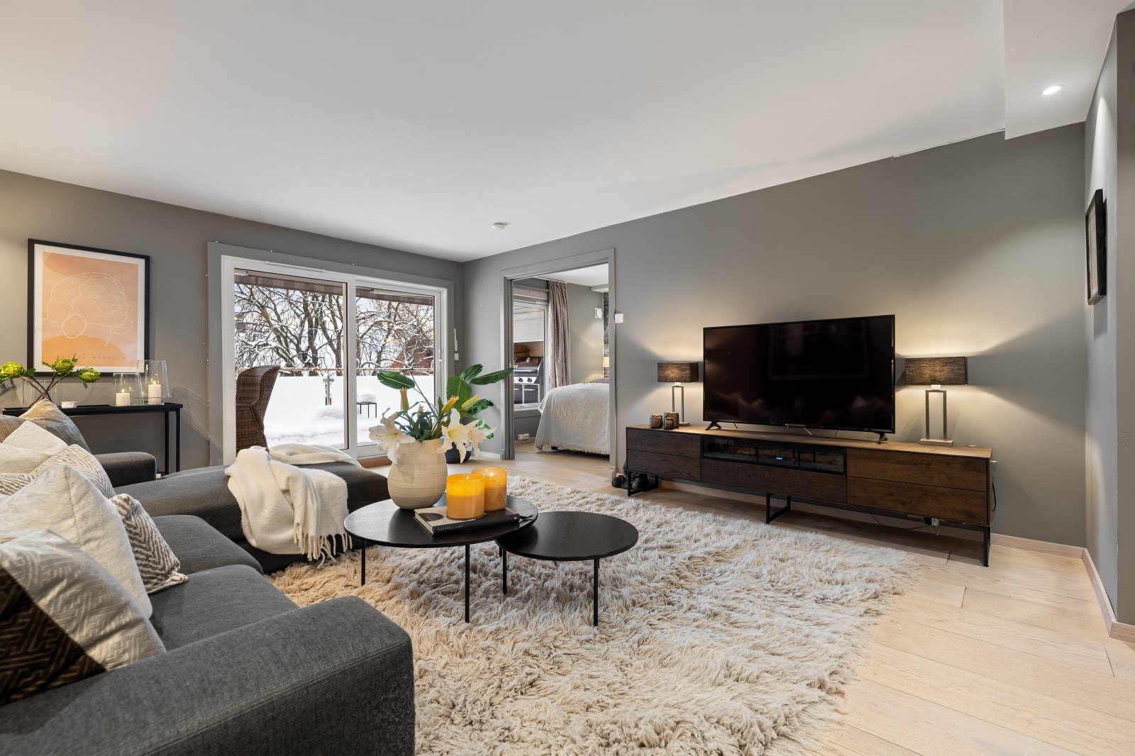 Leiligheten får rikelig med lysinnslipp fra store vindusflater og har en god romfølelse. Galleribilde