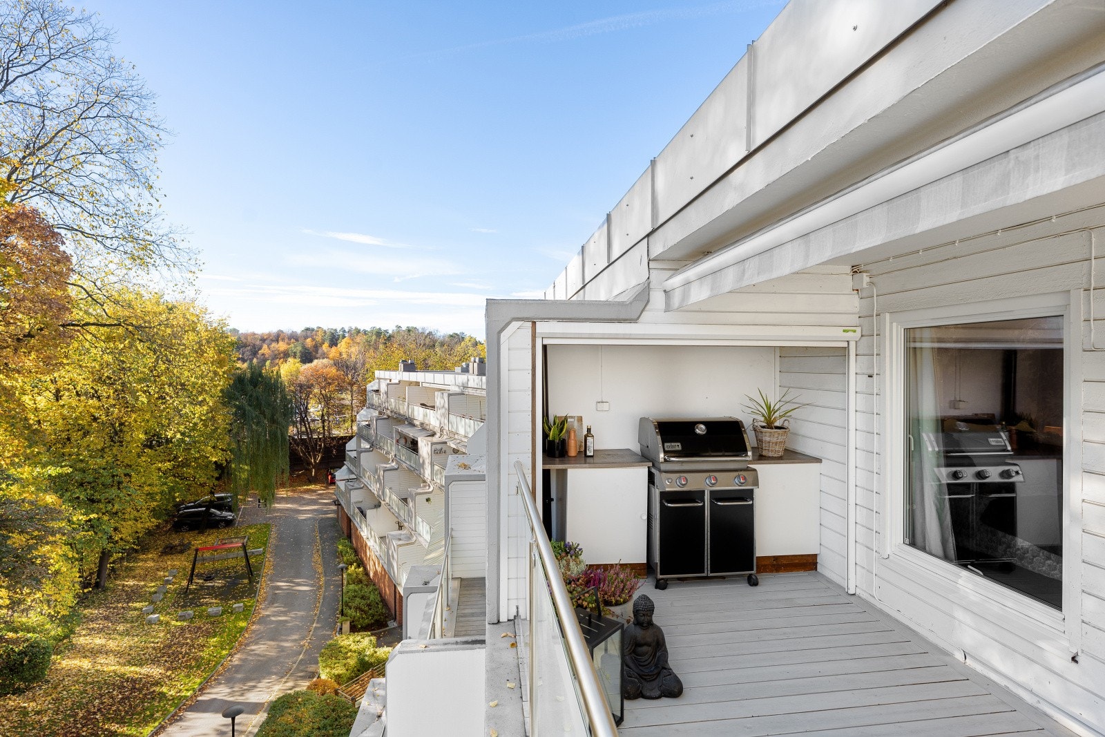 Terrassen blir en naturlig forlengelse av stuen på sommerstid. På terrassen er det etablert et utekjøkken som kan skjermes/lukkes med ny, elektrisk screen. Galleribilde