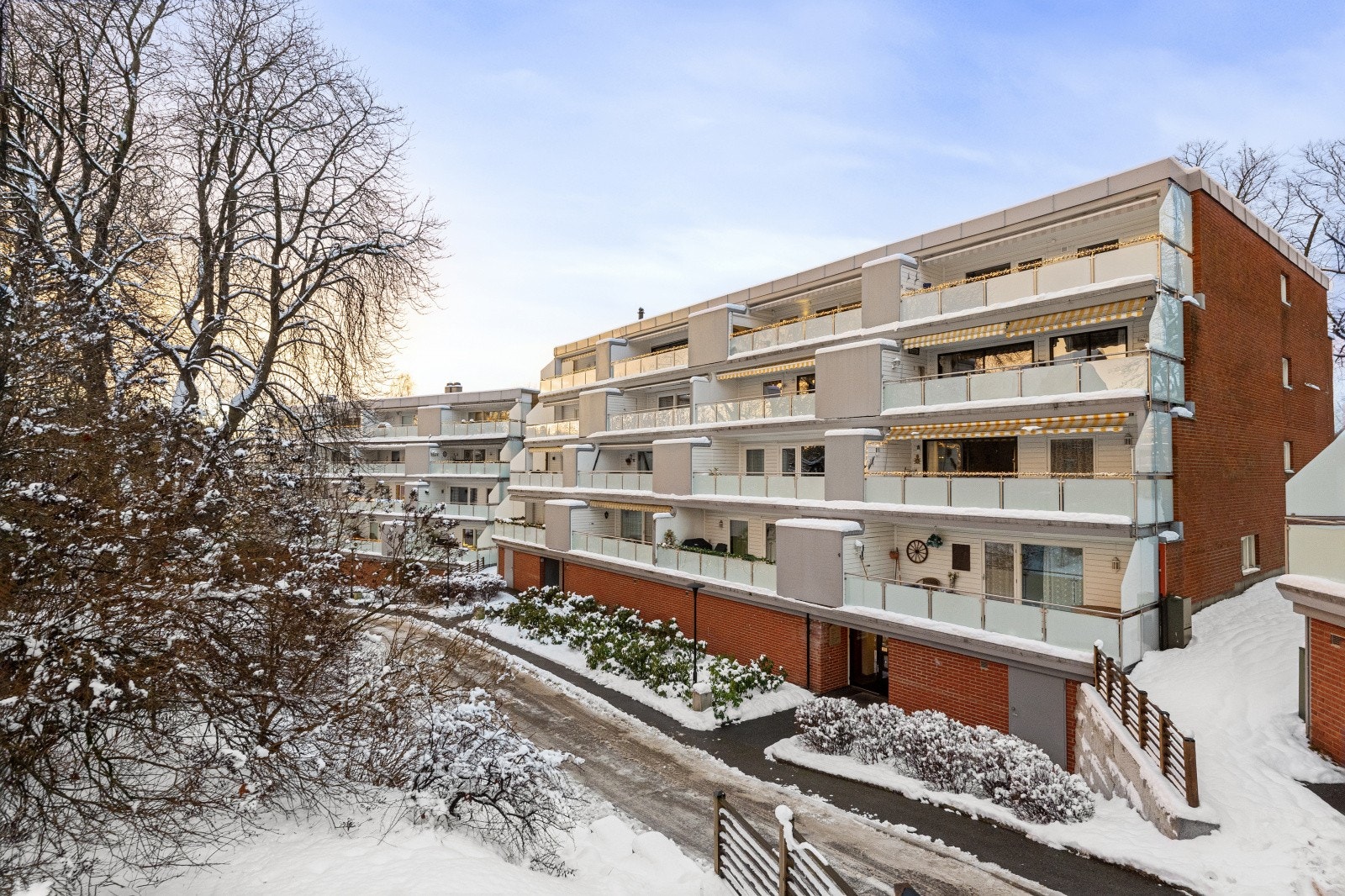 Eiendommen ligger skjermet til, med umiddelbar nærhet til det du skulle trenge i hverdagen. Galleribilde