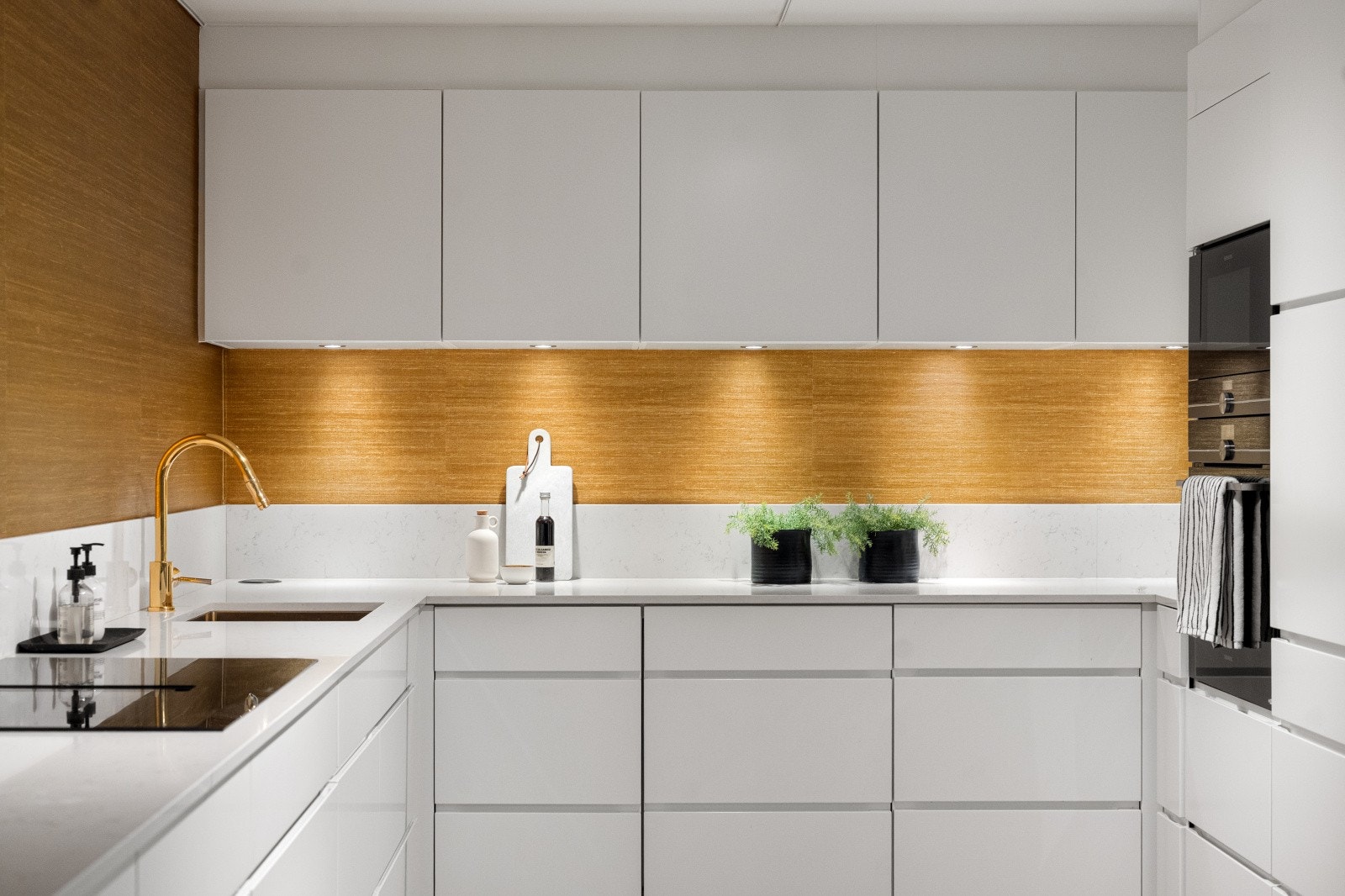 Kjøkkenet er utstyrt med stekeovn, mikrobølgeovn, oppvaskmaskin, kjøleskuff, samt kjøle-/fryseskap med isbitmaskin. Galleribilde