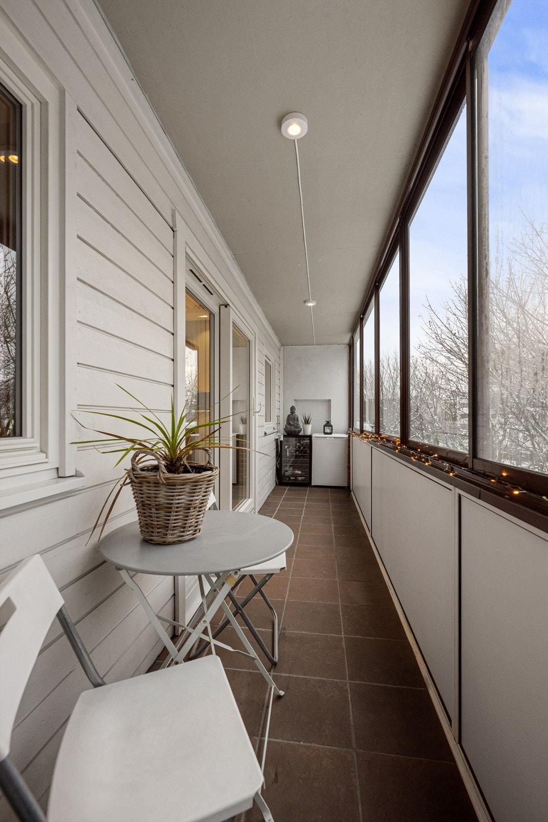 Fra kjøkkenet er det adkomst til en innglasset balkong på ca. ca. 9 m². Galleribilde