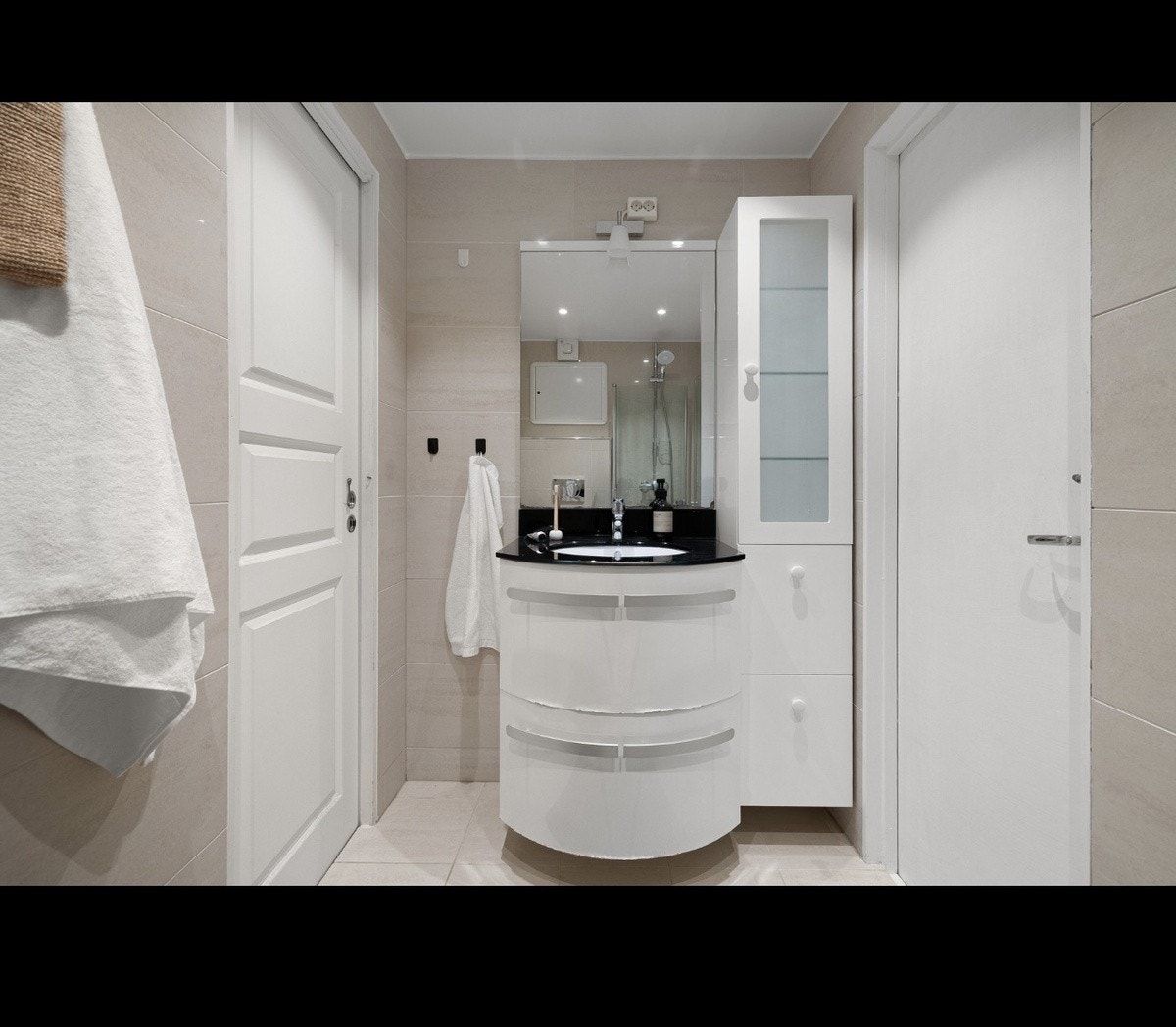 Baderomsinnredning med speil og belysning. Galleribilde