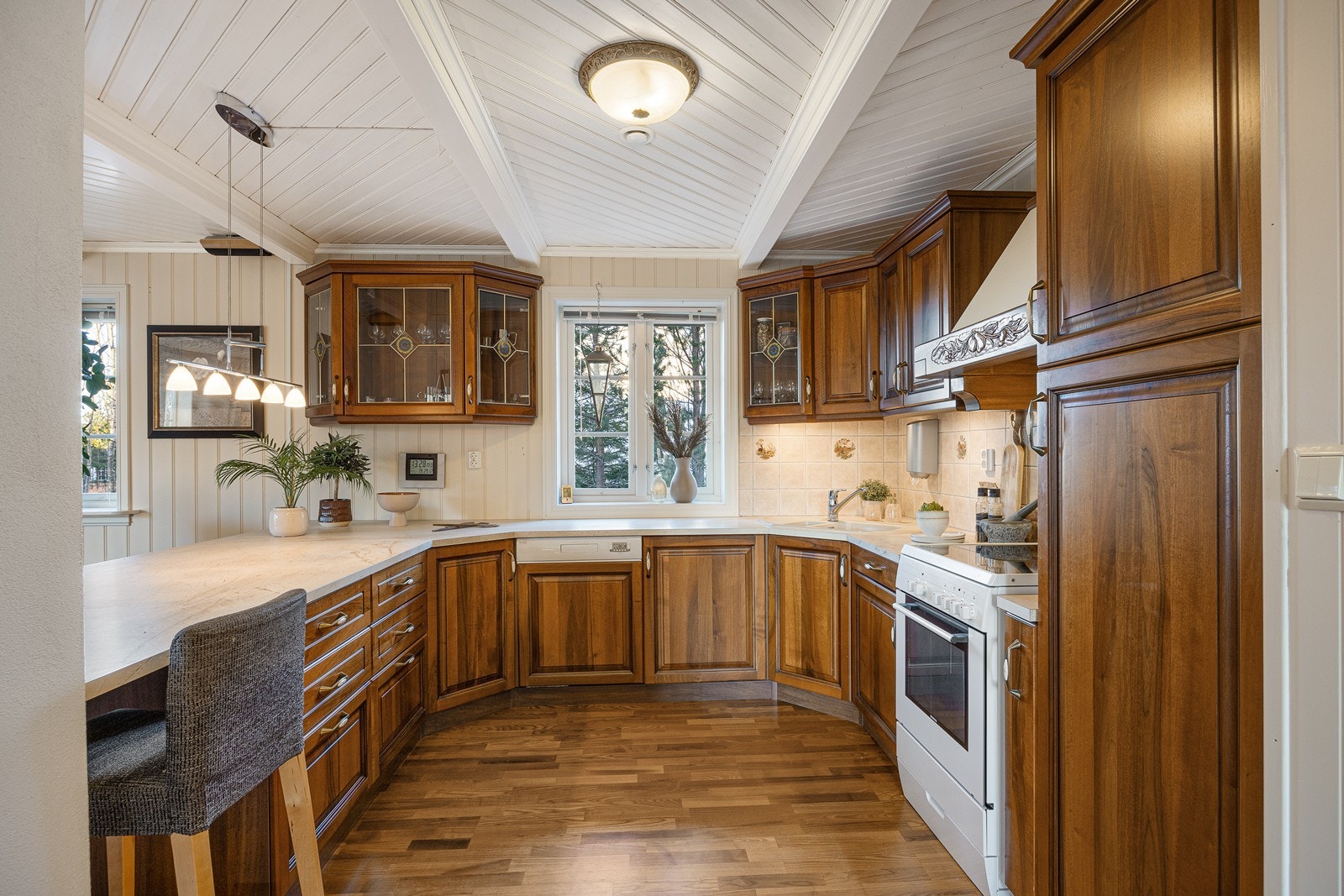 Kjøkkenet er oppført i en smart u-form med barløsning, god skapplass og fine arbeidsflater. Galleribilde